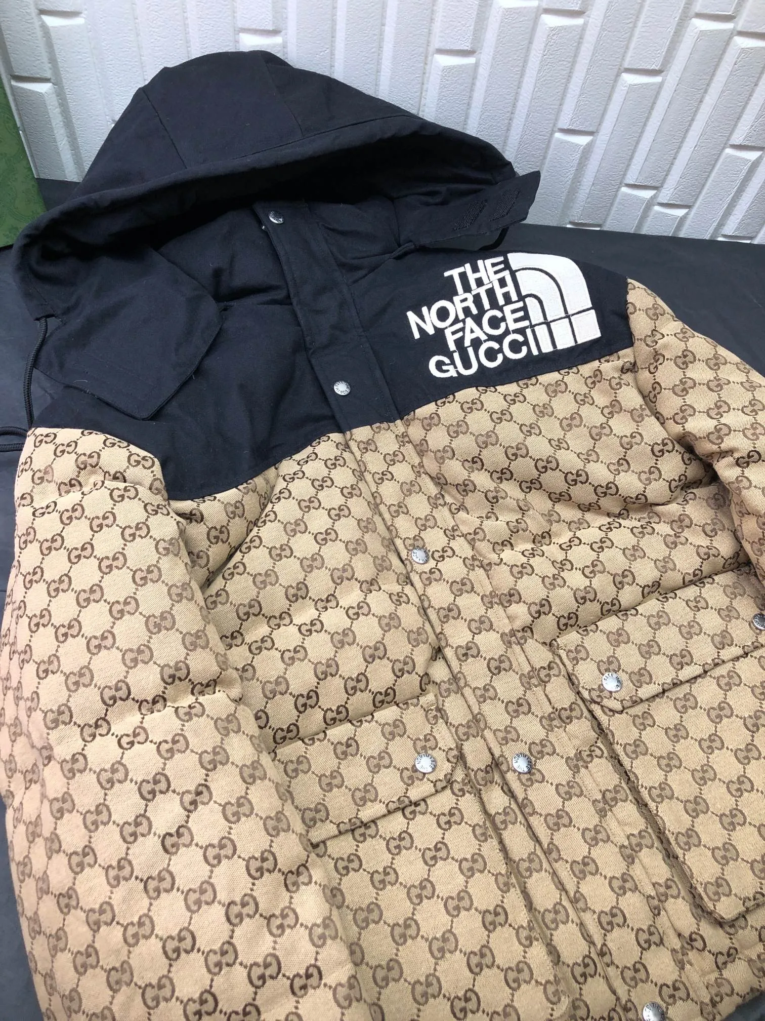 グッチxノースフェイスベージュパターンダウンジャケット - 画像 (4)
