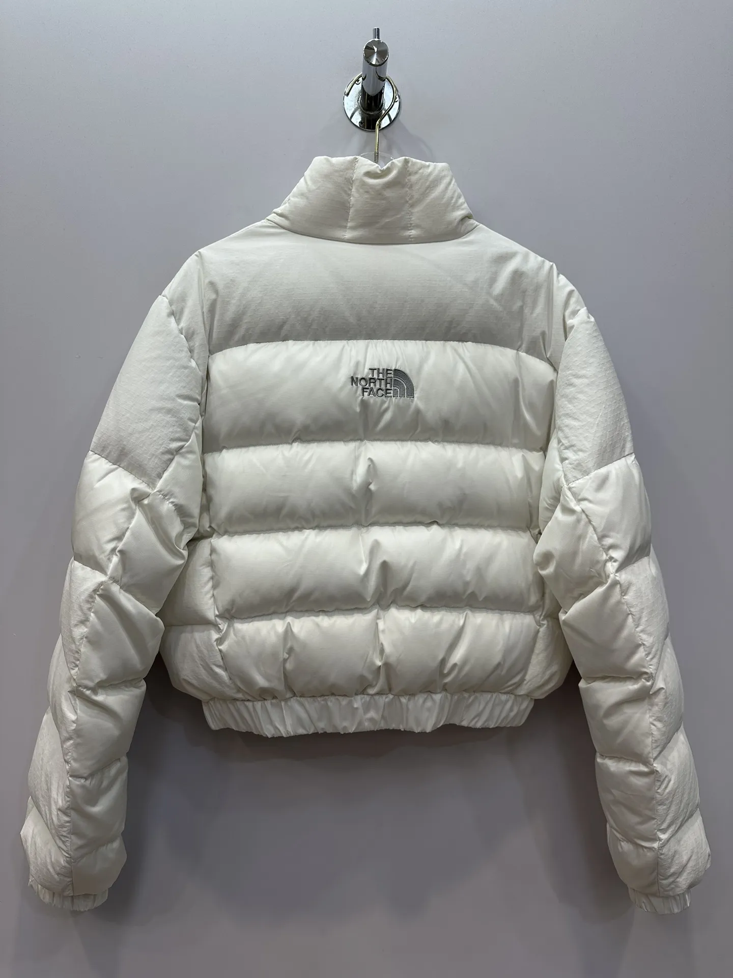 THE NORTH FACE ダークグレーダウンジャケット - 画像 (4)