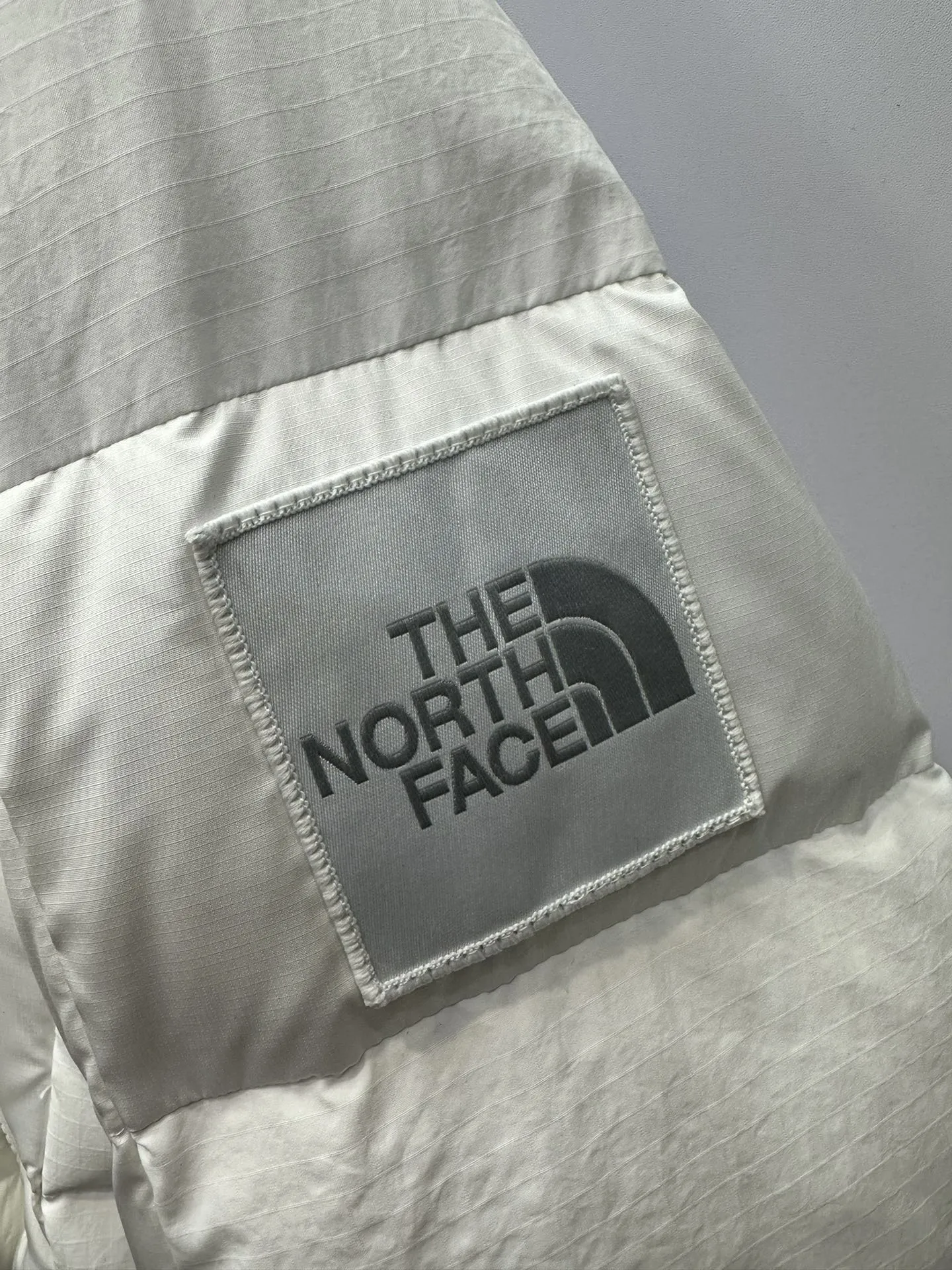 THE NORTH FACE ダークグレーダウンジャケット - 画像 (7)