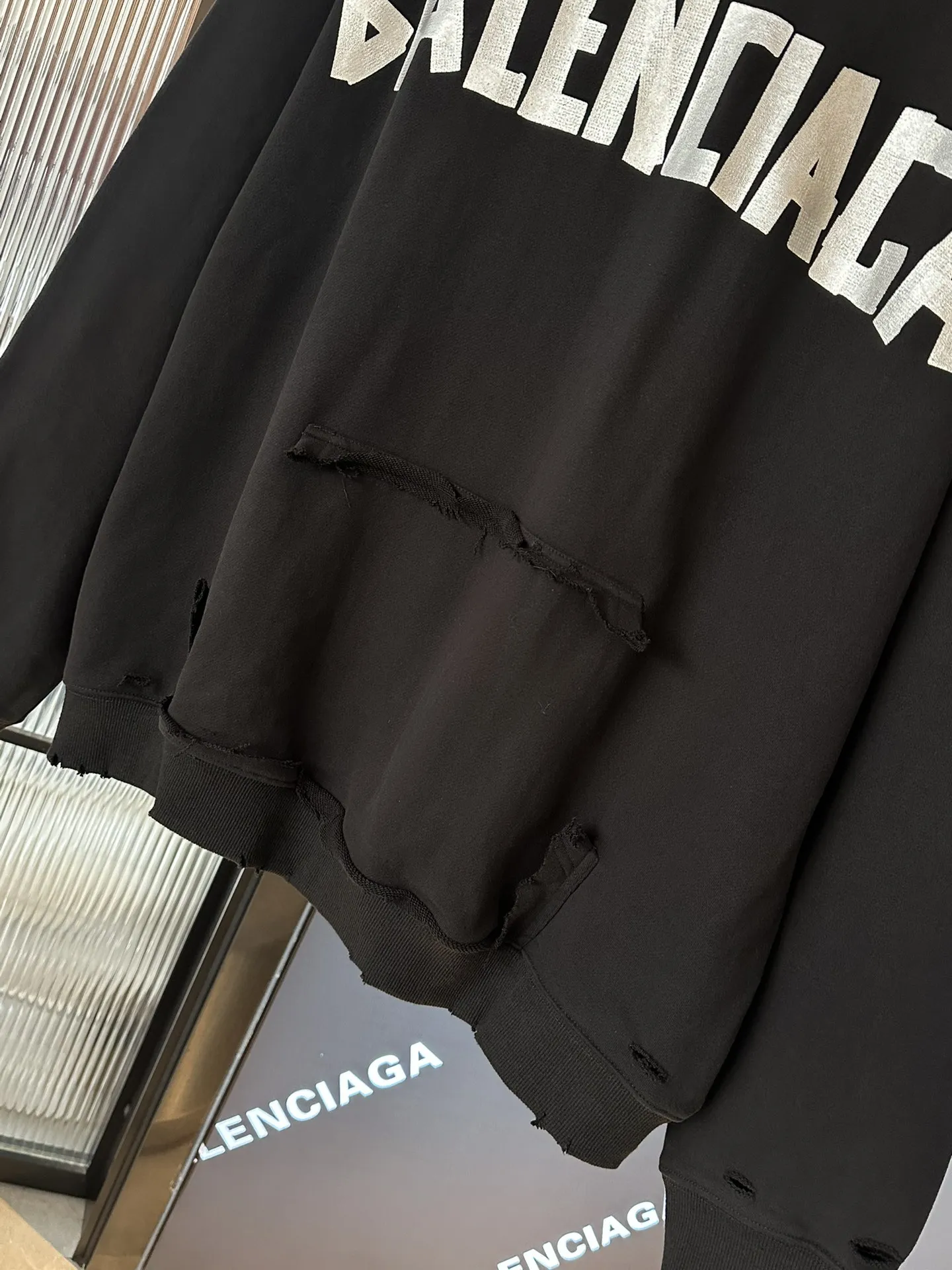 Balenciaga 黒 破れデザイン パーカー - 画像 (4)