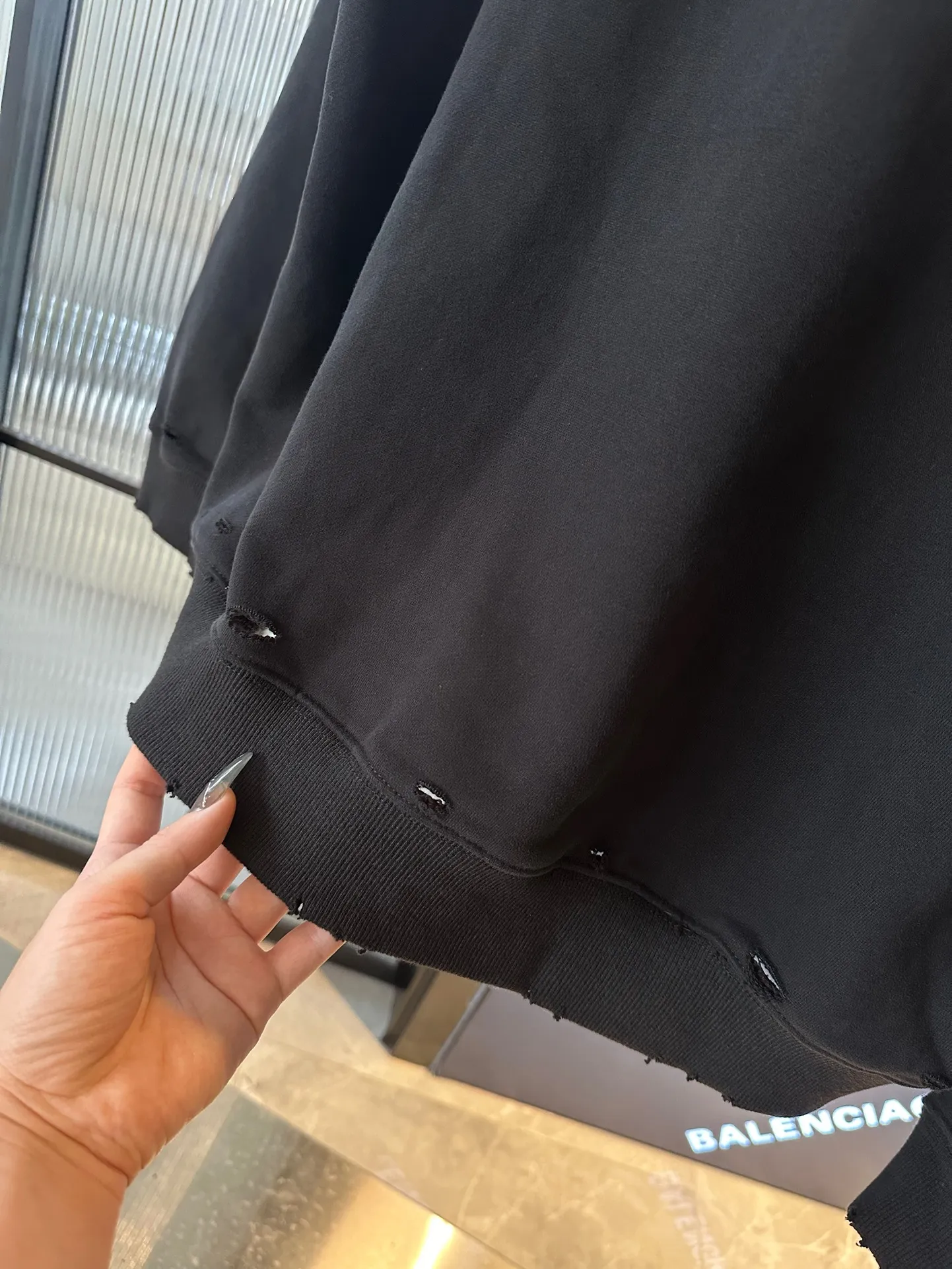 Balenciaga 黒 破れデザイン パーカー - 画像 (6)