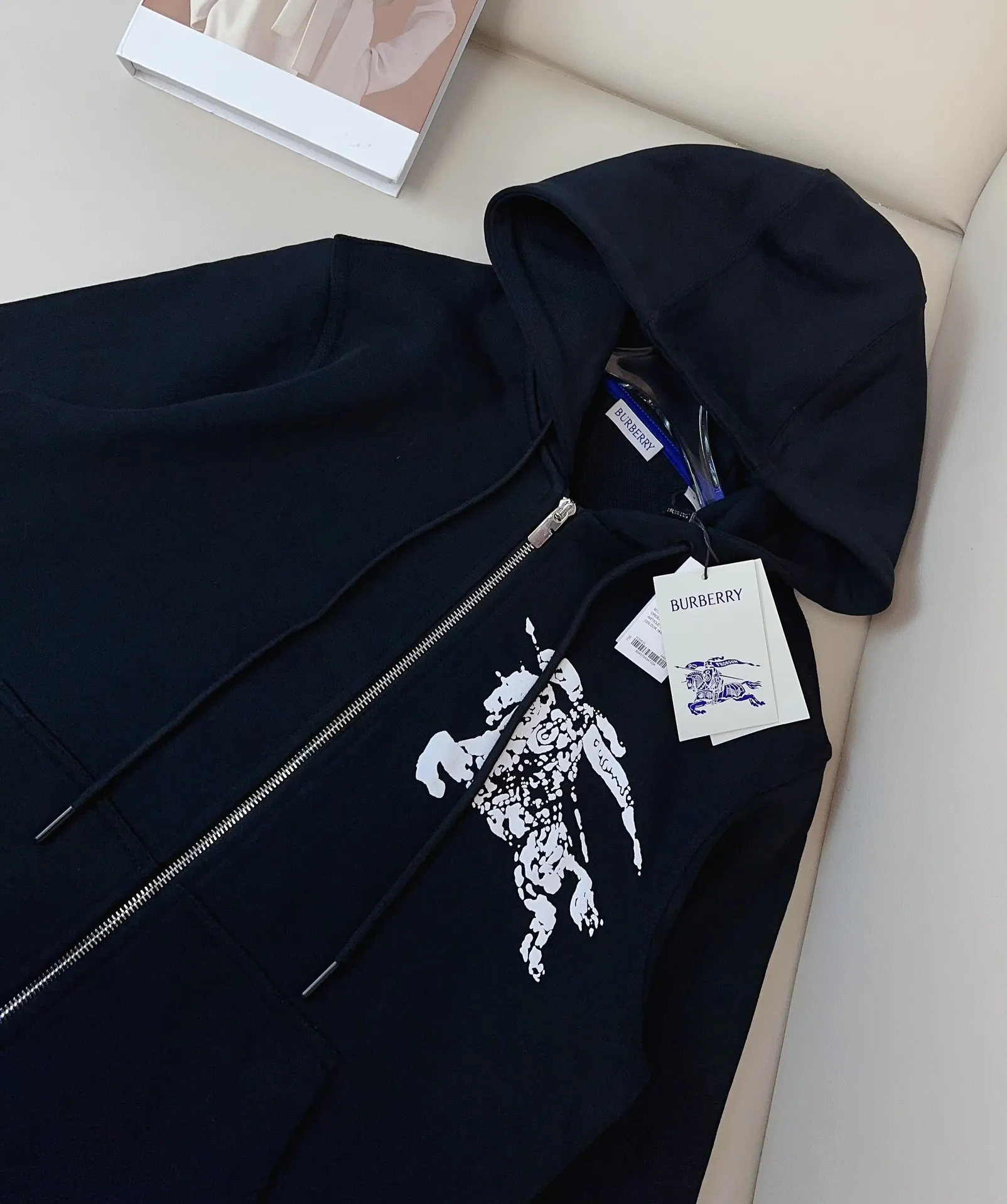 BURBERRY新款発泡戦馬ロゴジップアップフーディーブラック - 画像 (5)