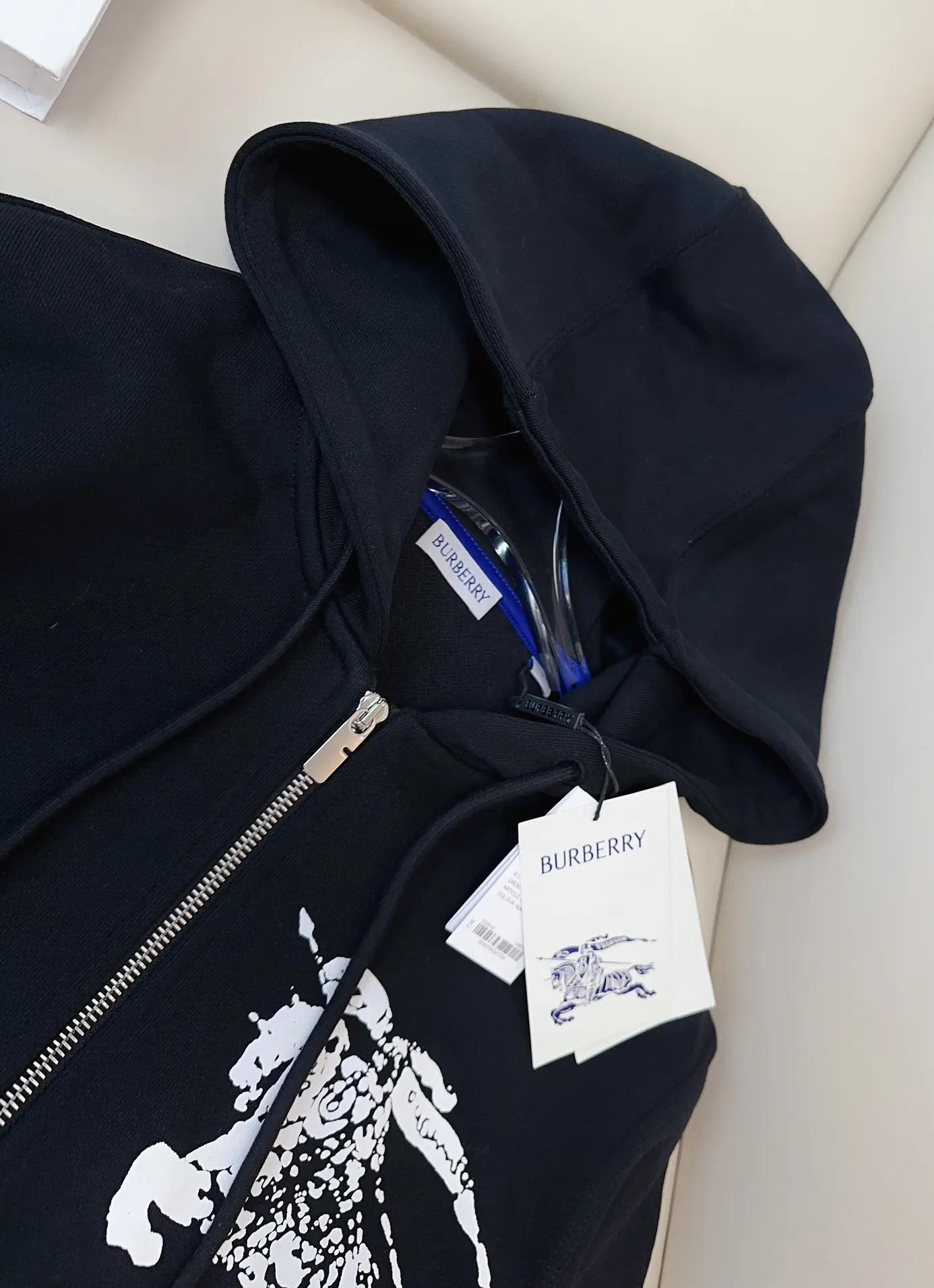 BURBERRY新款発泡戦馬ロゴジップアップフーディーブラック - 画像 (7)