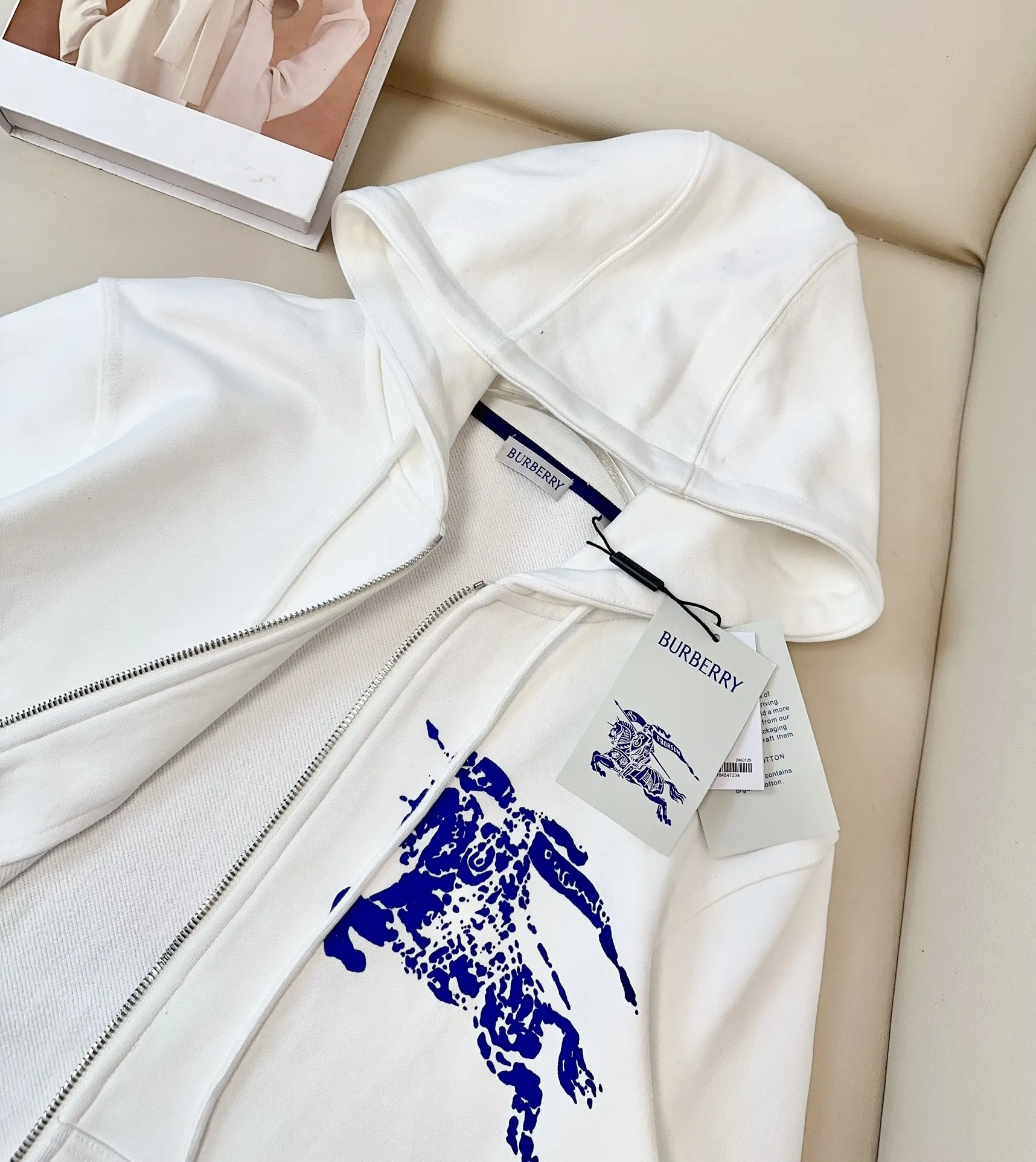 BURBERRY新款発泡戦馬ロゴジップアップフーディ ホワイト - 画像 (7)