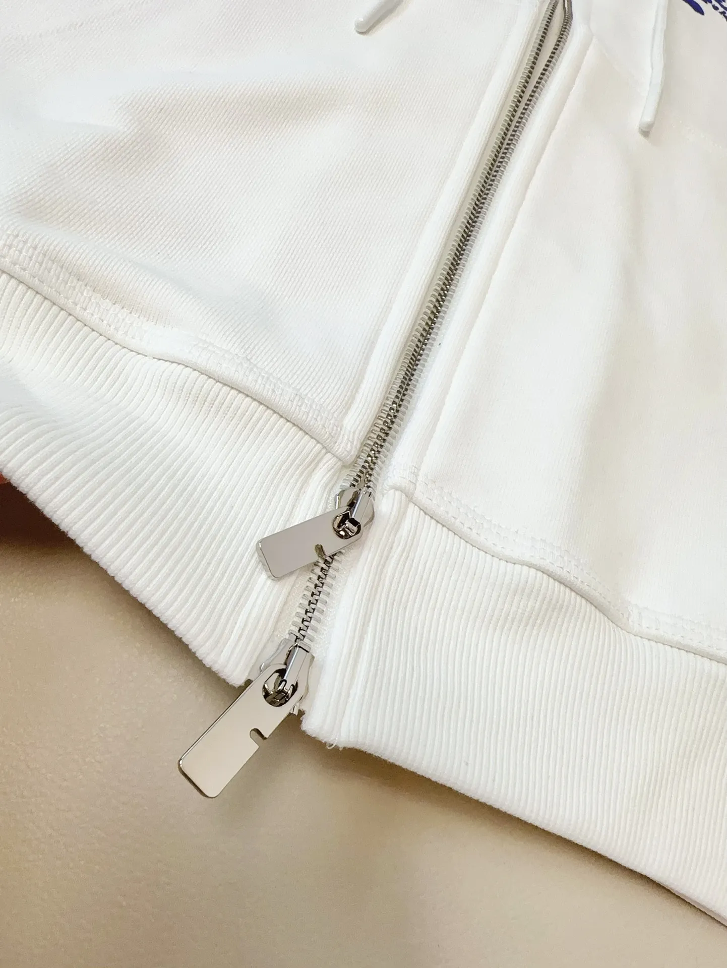 BURBERRY新款発泡戦馬ロゴジップアップフーディ ホワイト - 画像 (9)