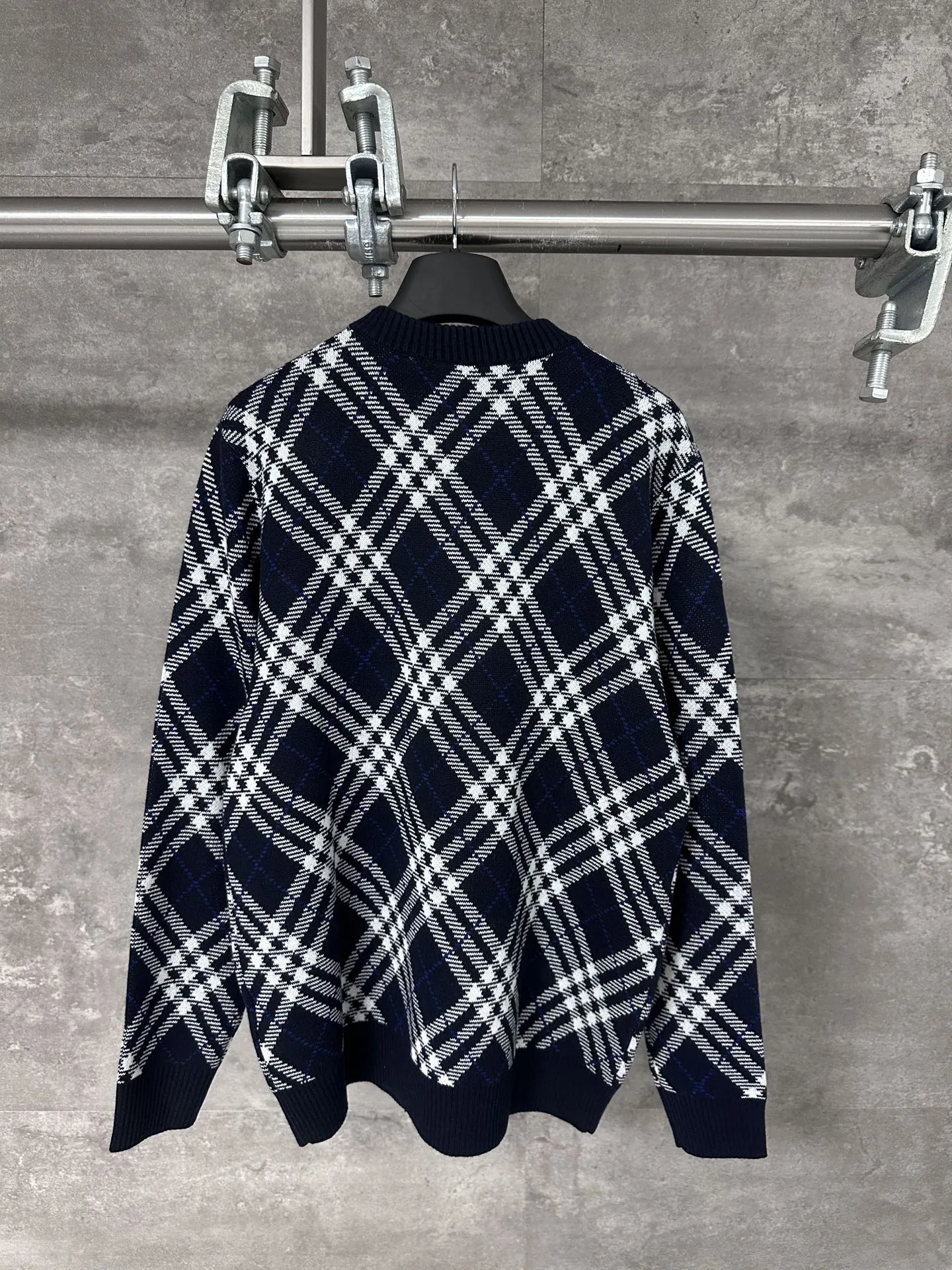 Burberry BBr ネイビー格子柄クルーネックセーター - 画像 (3)