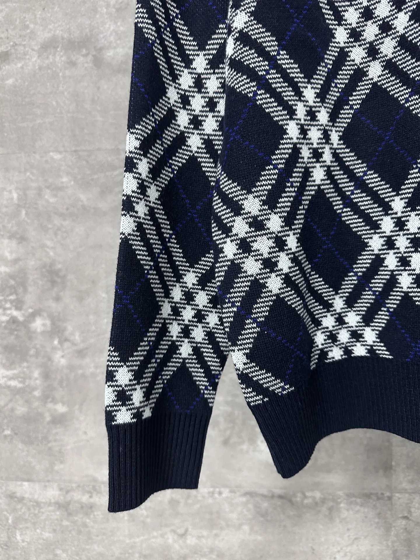 Burberry BBr ネイビー格子柄クルーネックセーター - 画像 (5)