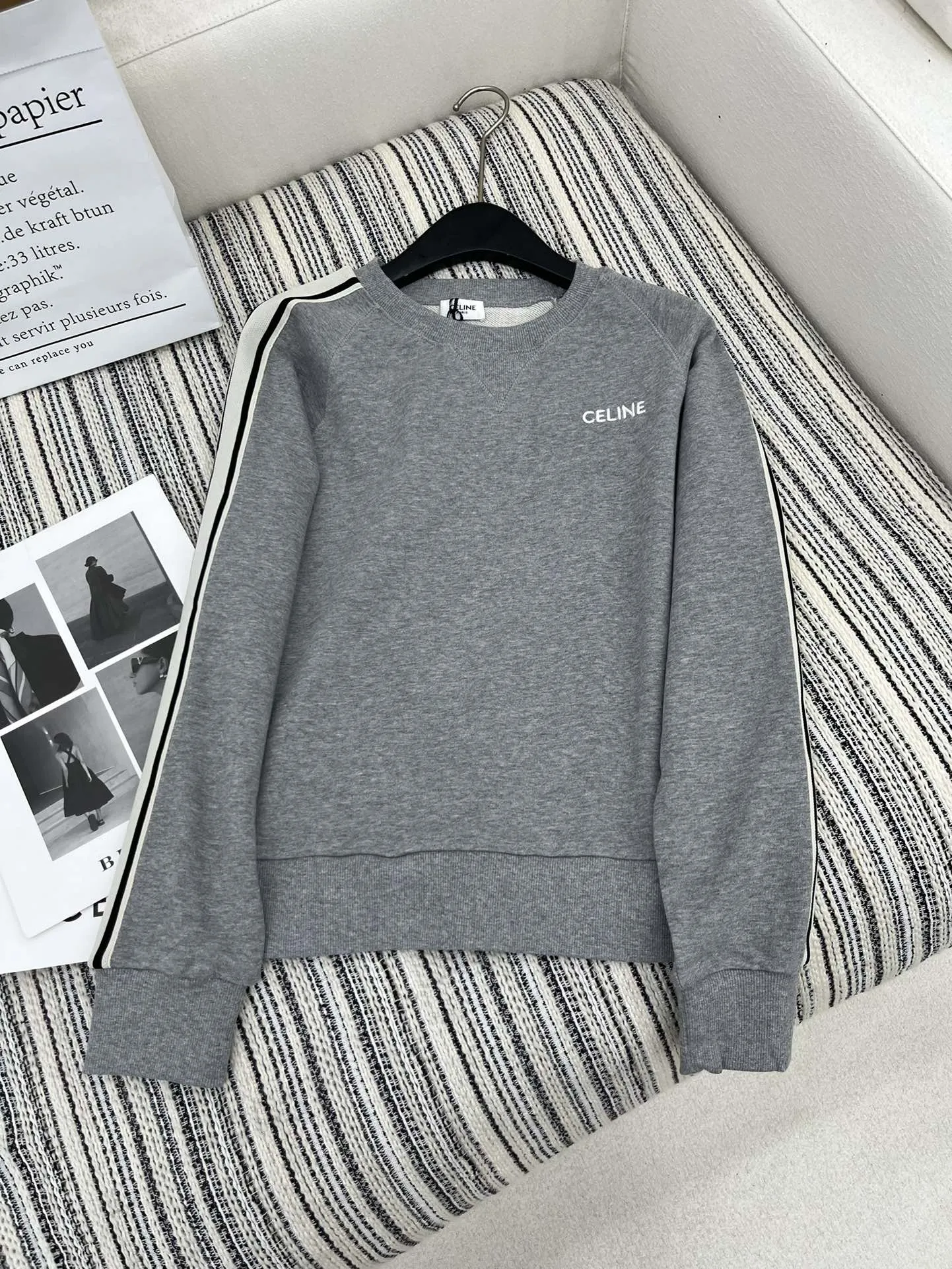 セリーヌ グレー刺繍織帯丸首スウェット