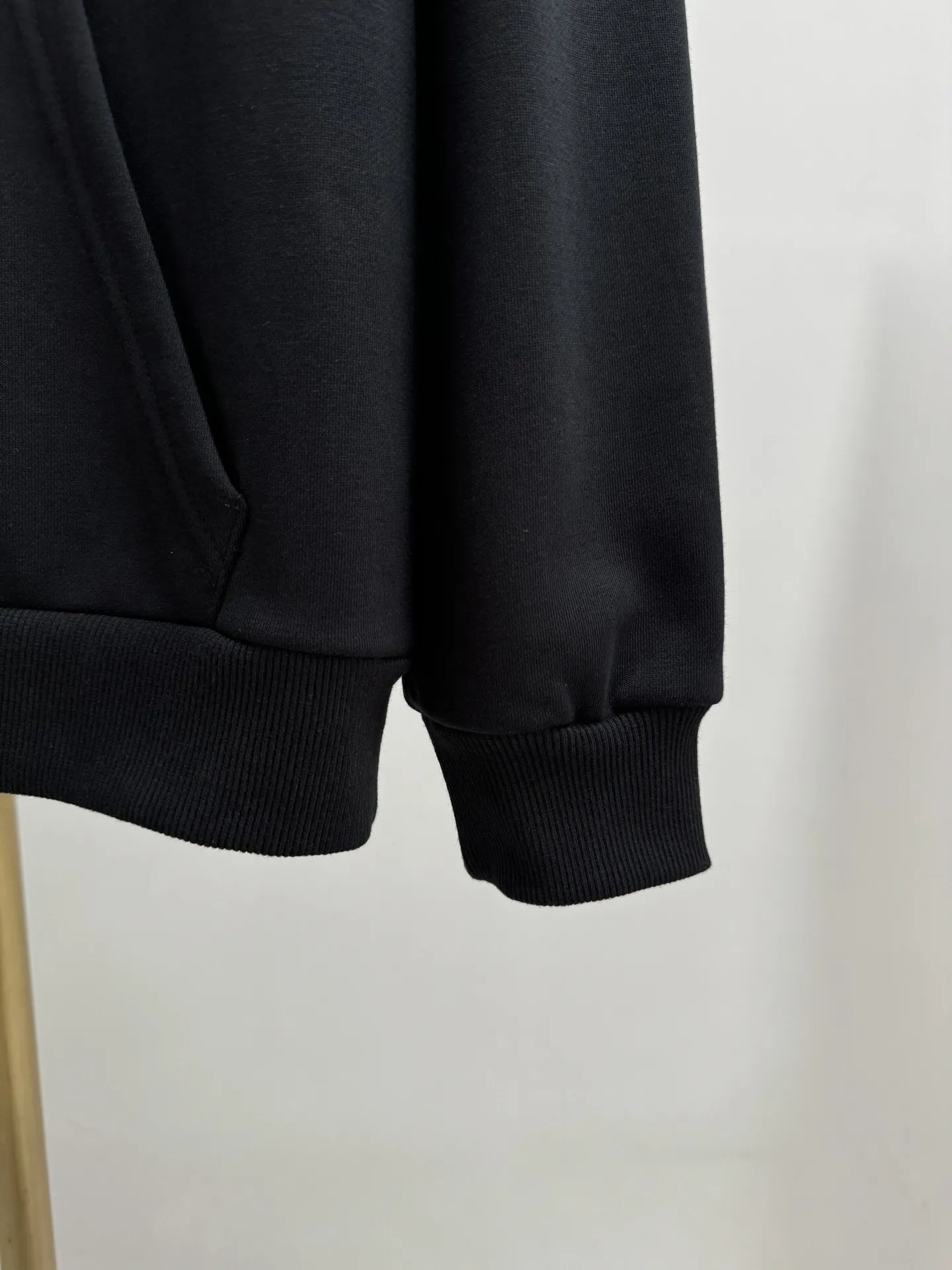 セリーヌ ブラック レタープリント フーディ - 画像 (8)