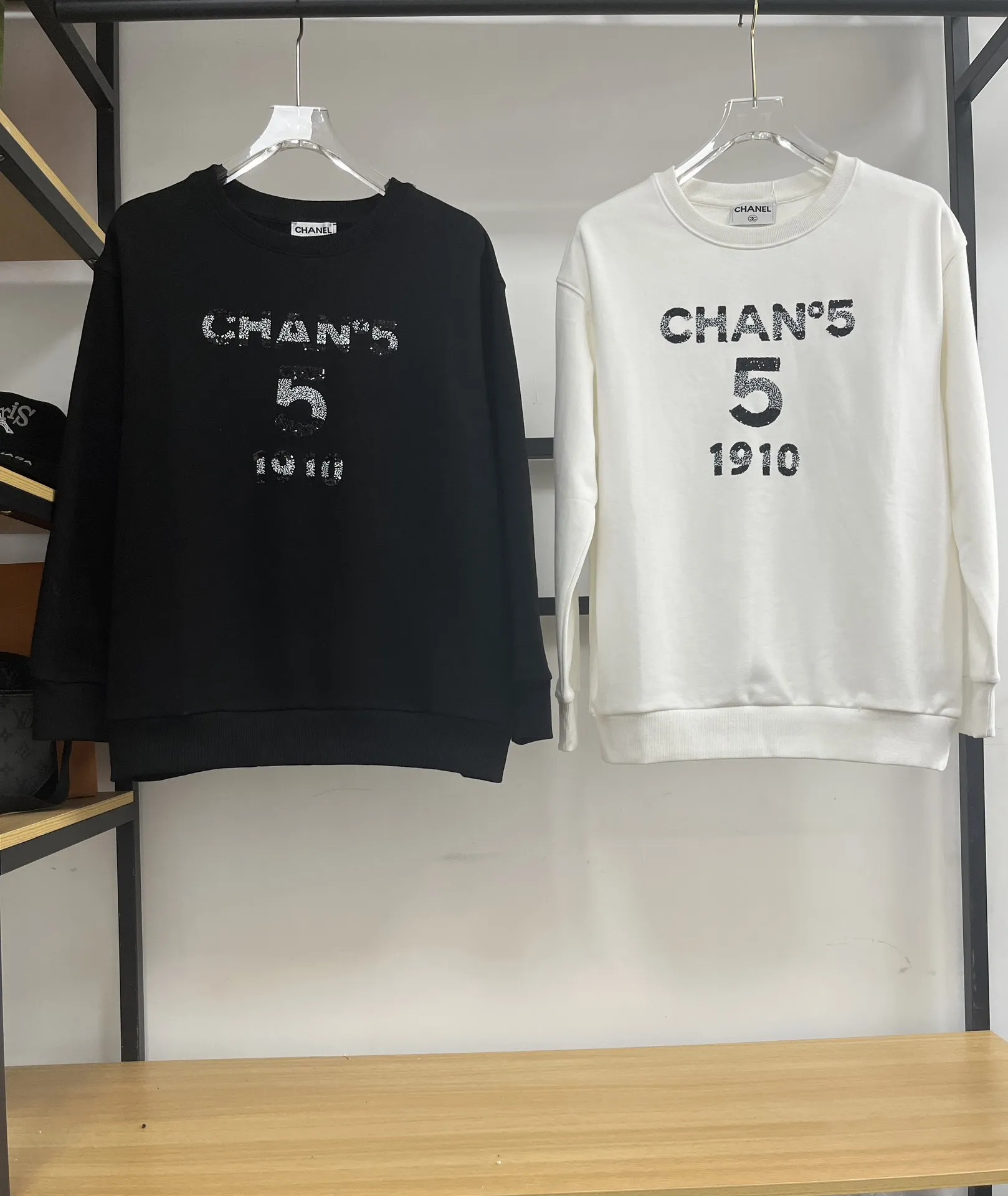 Chanel  31 Rue Cambon 黒と白スウェット