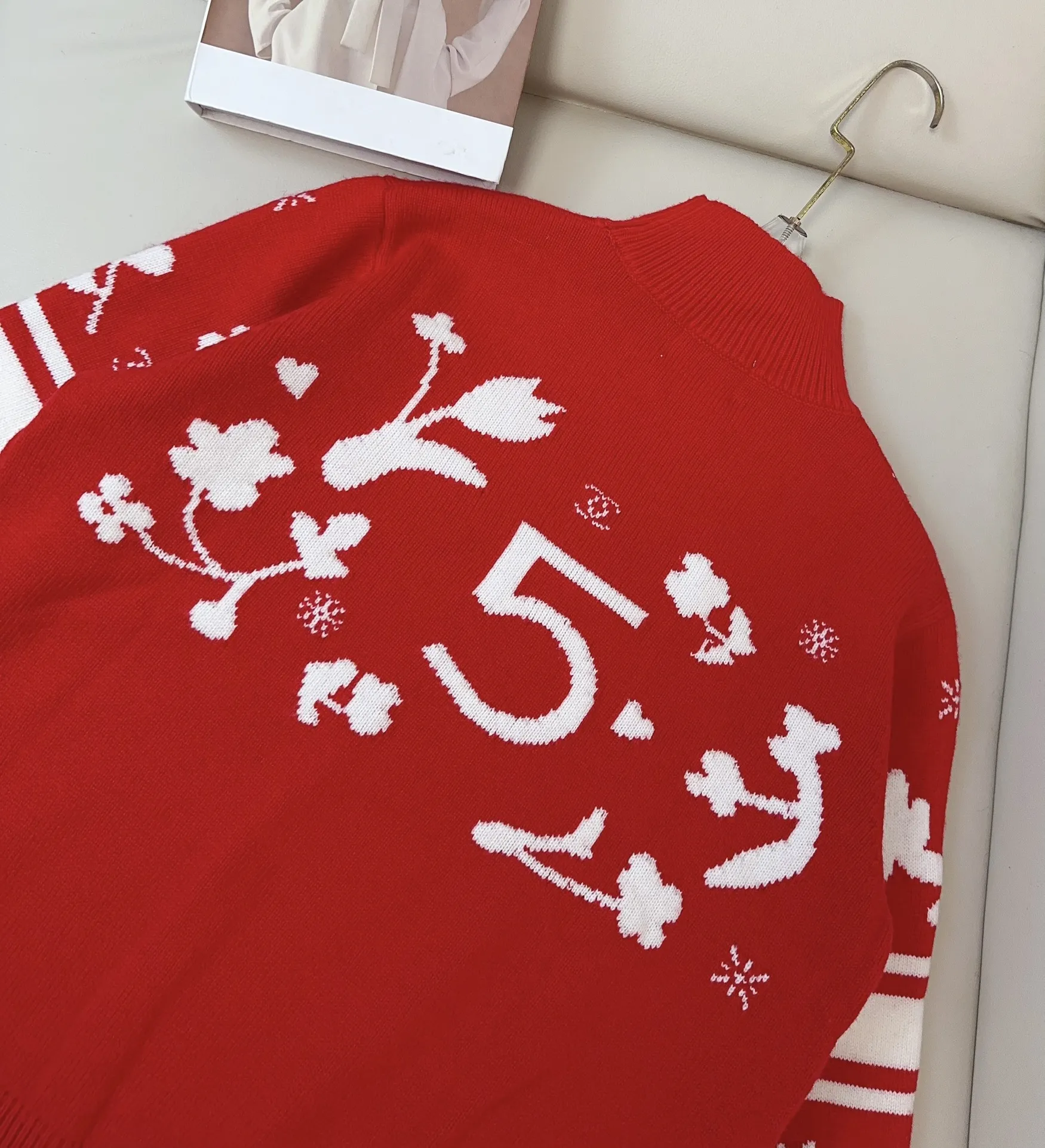 CHANEL新款滑雪花卉ロゴセーター赤色スタイル - 画像 (6)