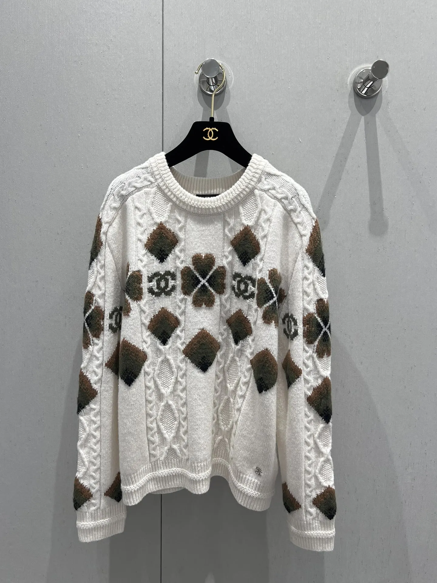 CHANEL 24Fw 白黒四葉クロスニットセーター