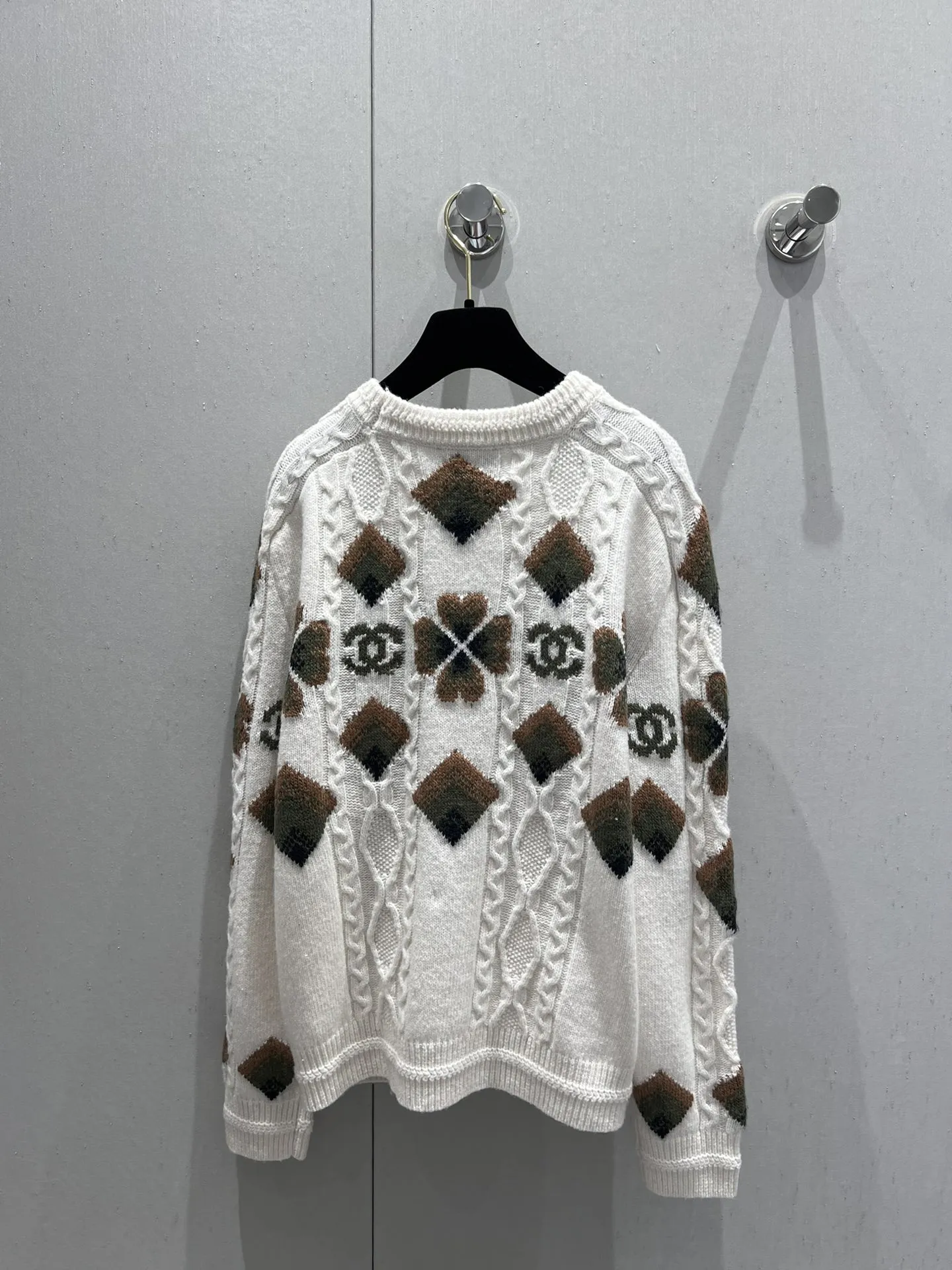 CHANEL 24Fw 白黒四葉クロスニットセーター - 画像 (3)