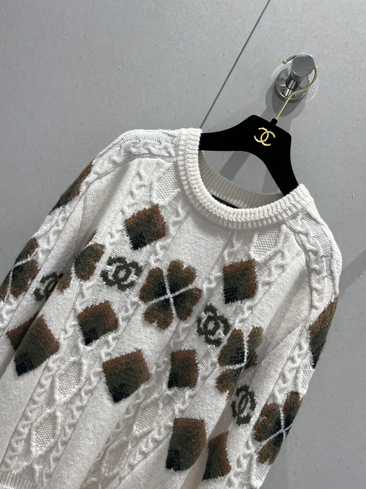 CHANEL 24Fw 白黒四葉クロスニットセーター - 画像 (4)