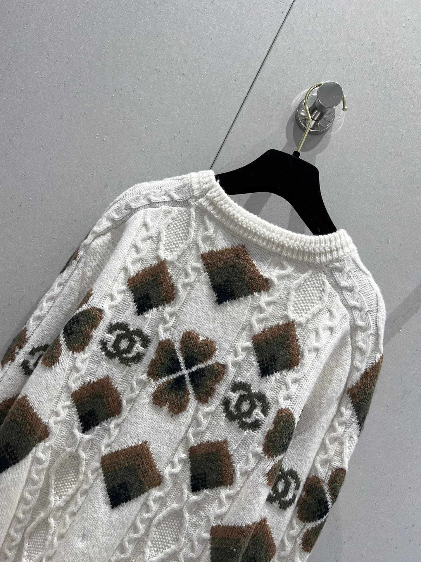 CHANEL 24Fw 白黒四葉クロスニットセーター - 画像 (5)