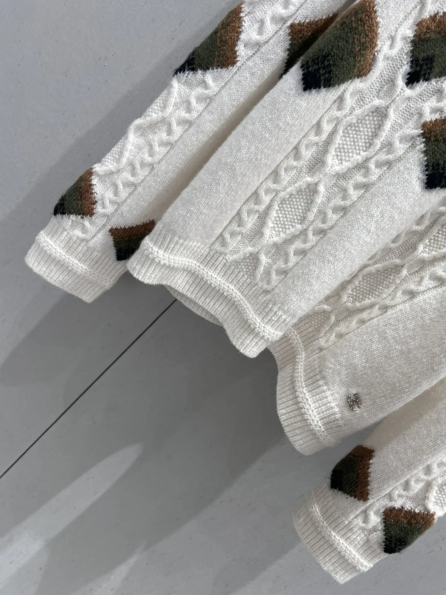 CHANEL 24Fw 白黒四葉クロスニットセーター - 画像 (6)