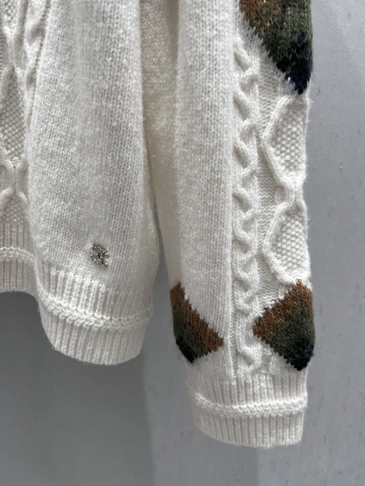 CHANEL 24Fw 白黒四葉クロスニットセーター - 画像 (8)