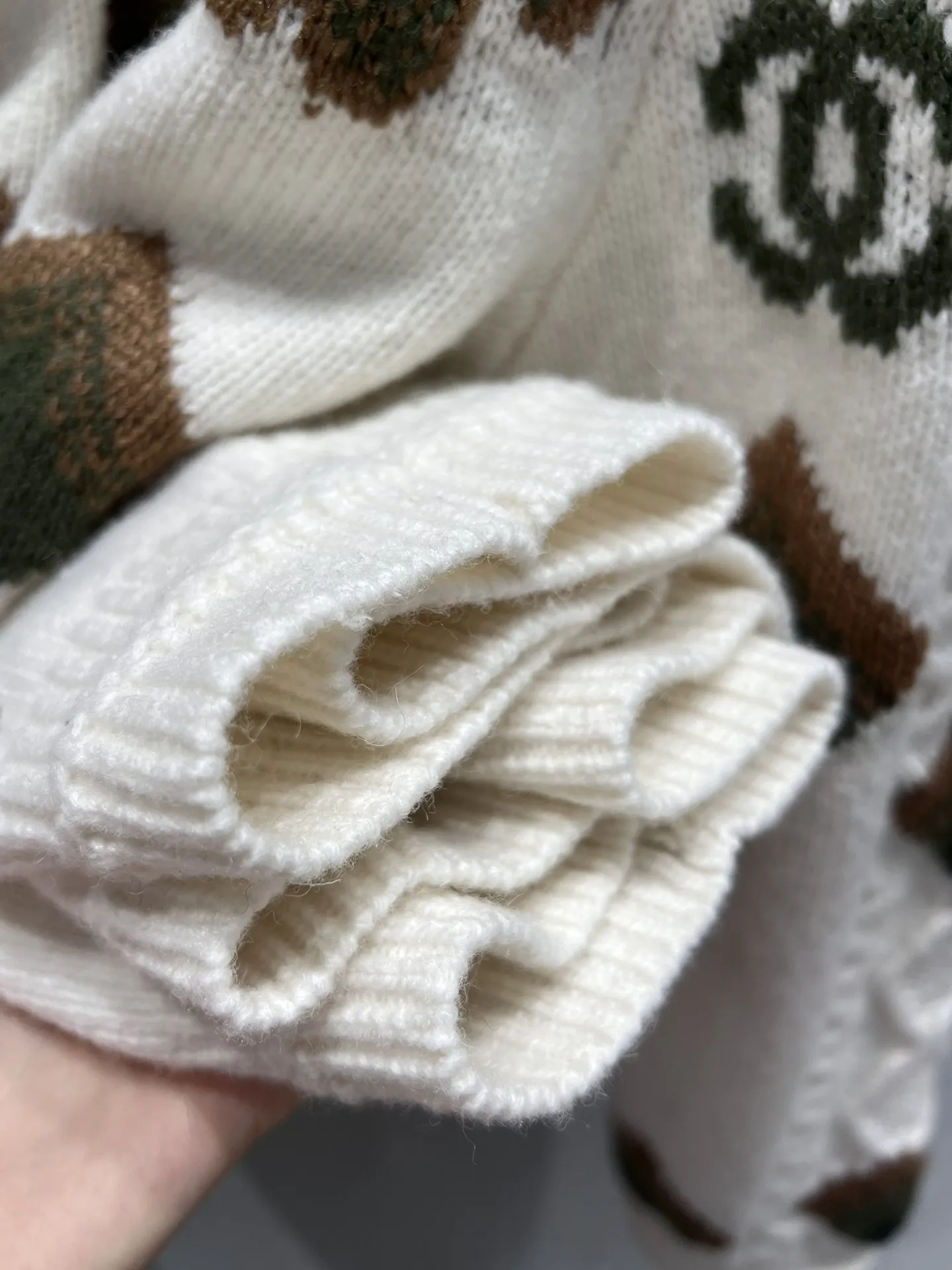 CHANEL 24Fw 白黒四葉クロスニットセーター - 画像 (9)