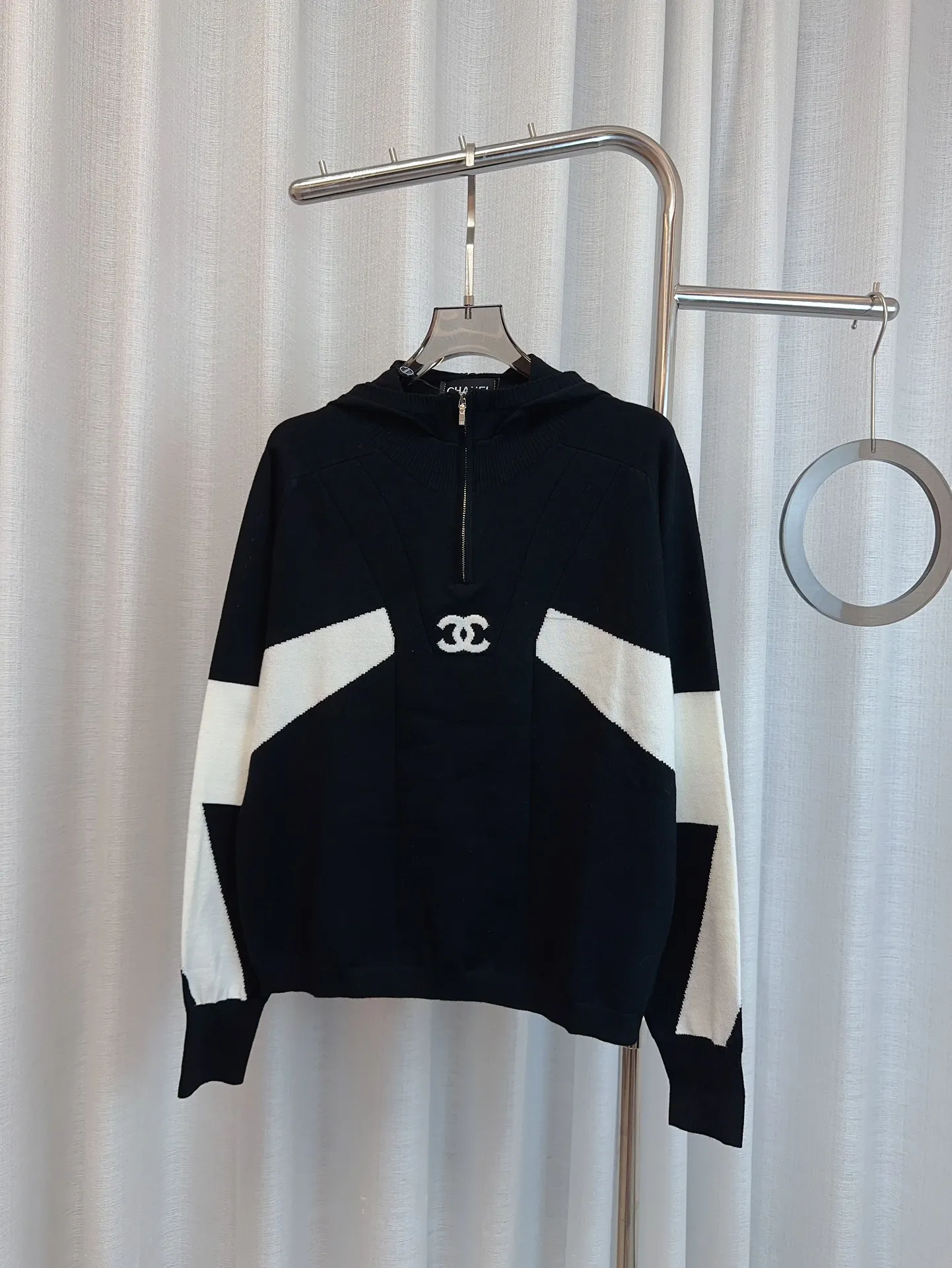 CHANEL新しいスキーシリーズのつなぎ合わせの白いフードシャツ