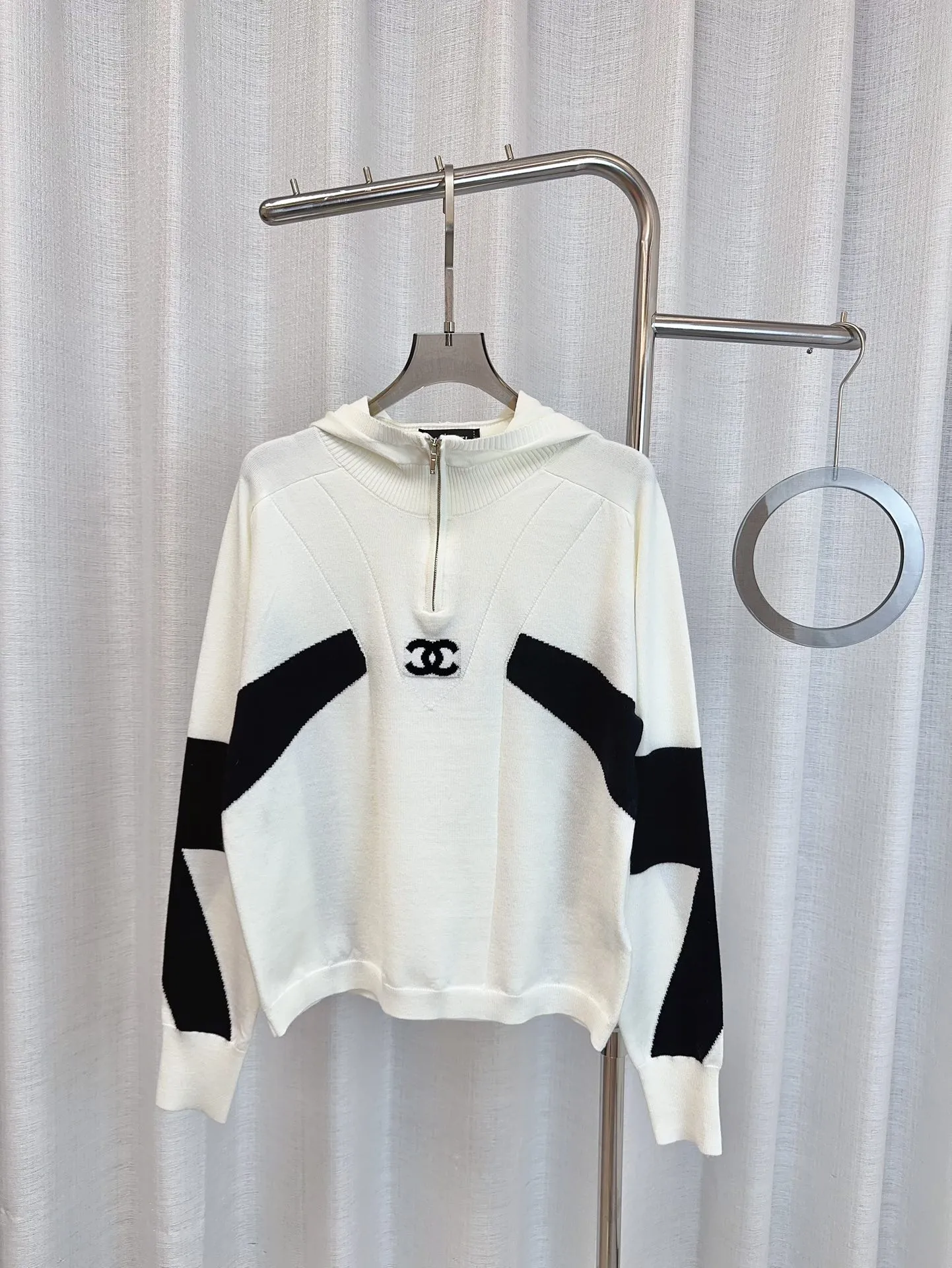 CHANEL 新しいスキーシリーズのつなぎ合わせの白いフードシャツ