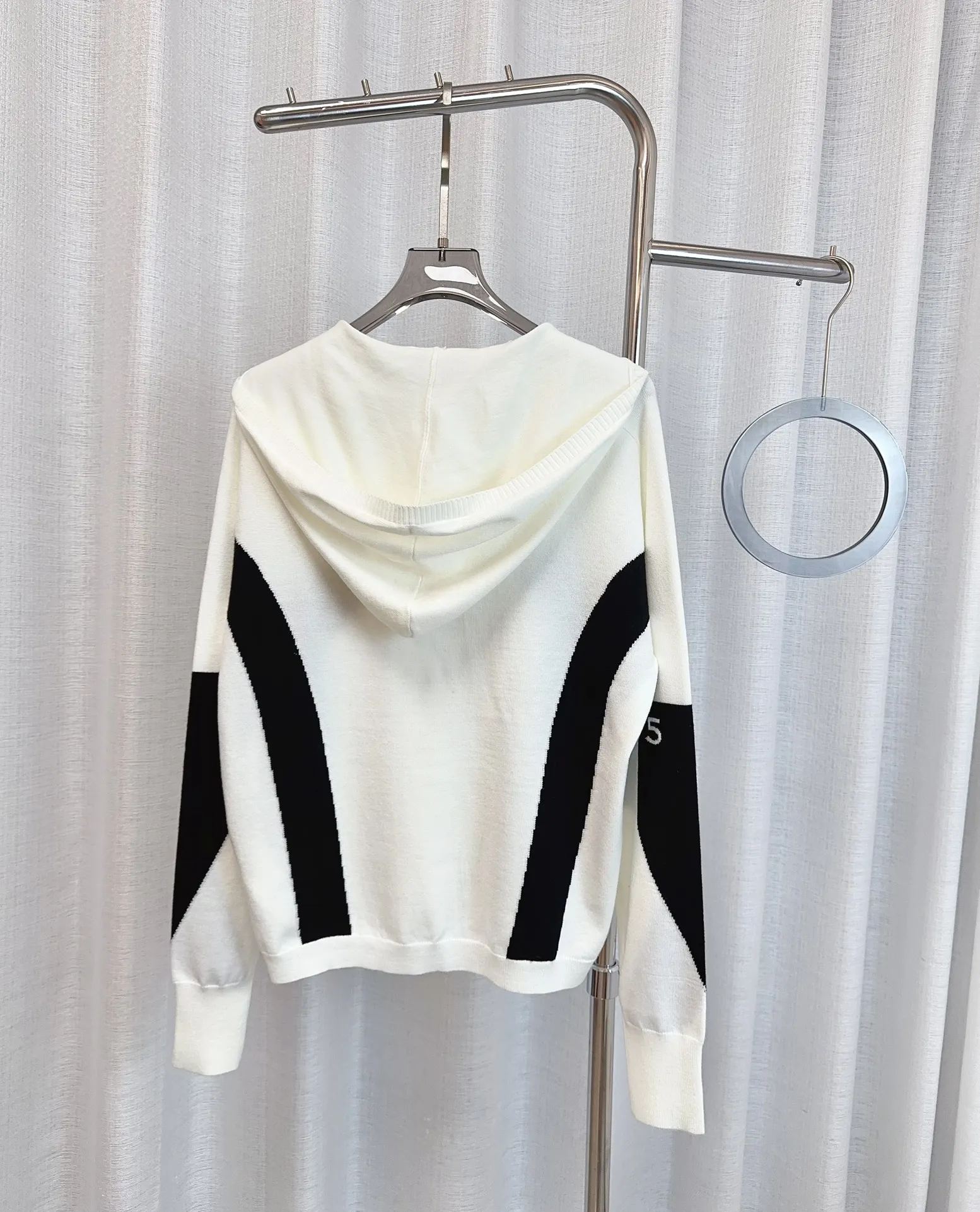 CHANEL 新しいスキーシリーズのつなぎ合わせの白いフードシャツ - 画像 (3)