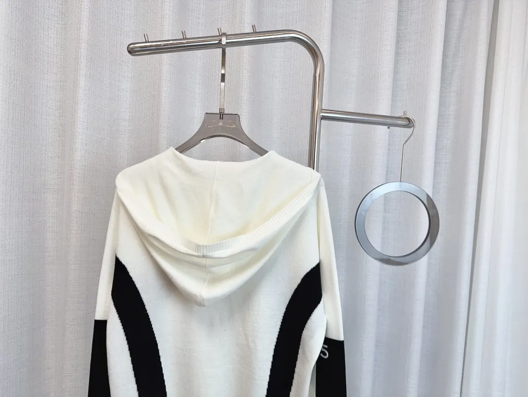 CHANEL 新しいスキーシリーズのつなぎ合わせの白いフードシャツ - 画像 (7)