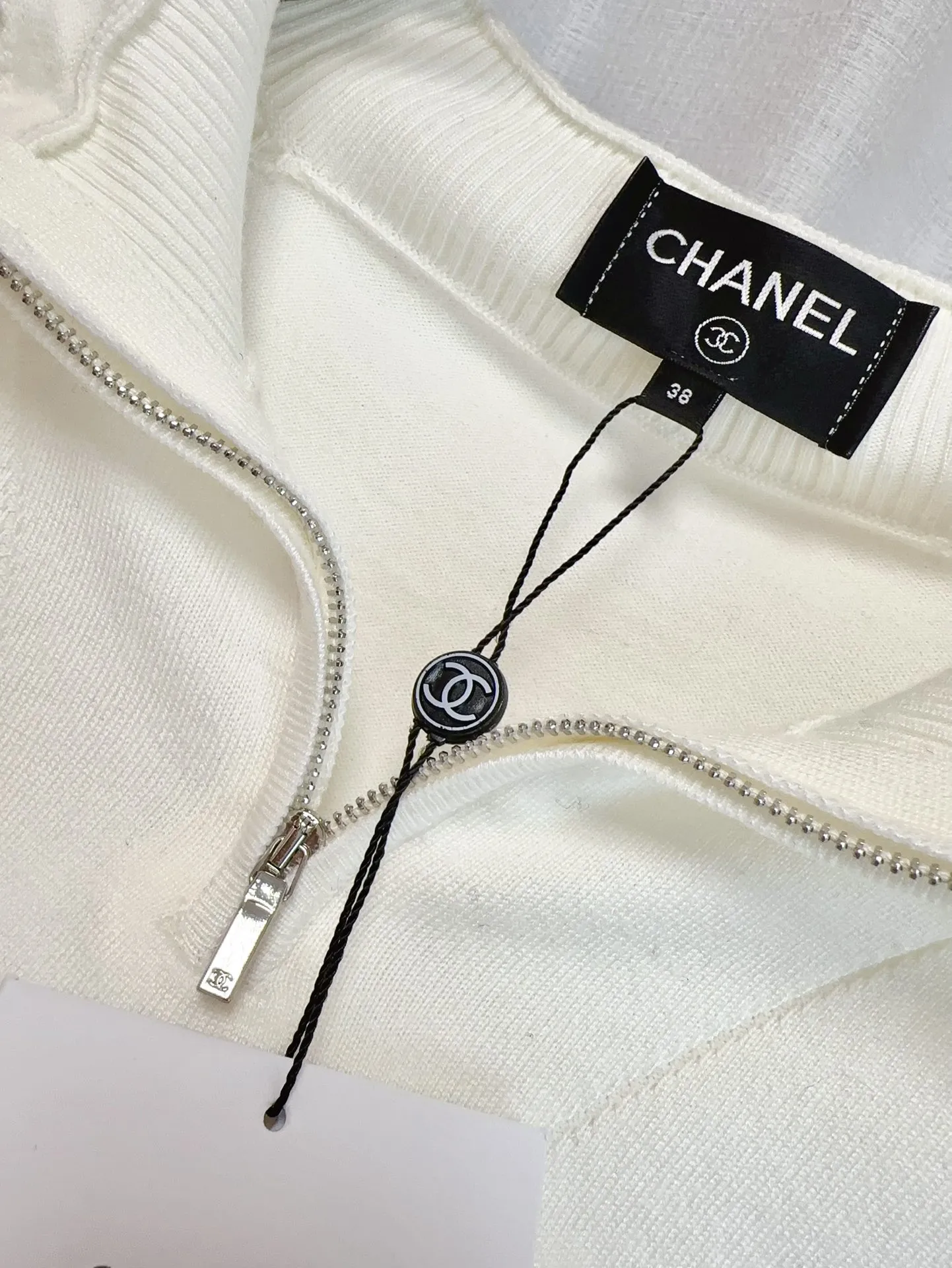 CHANEL 新しいスキーシリーズのつなぎ合わせの白いフードシャツ - 画像 (9)