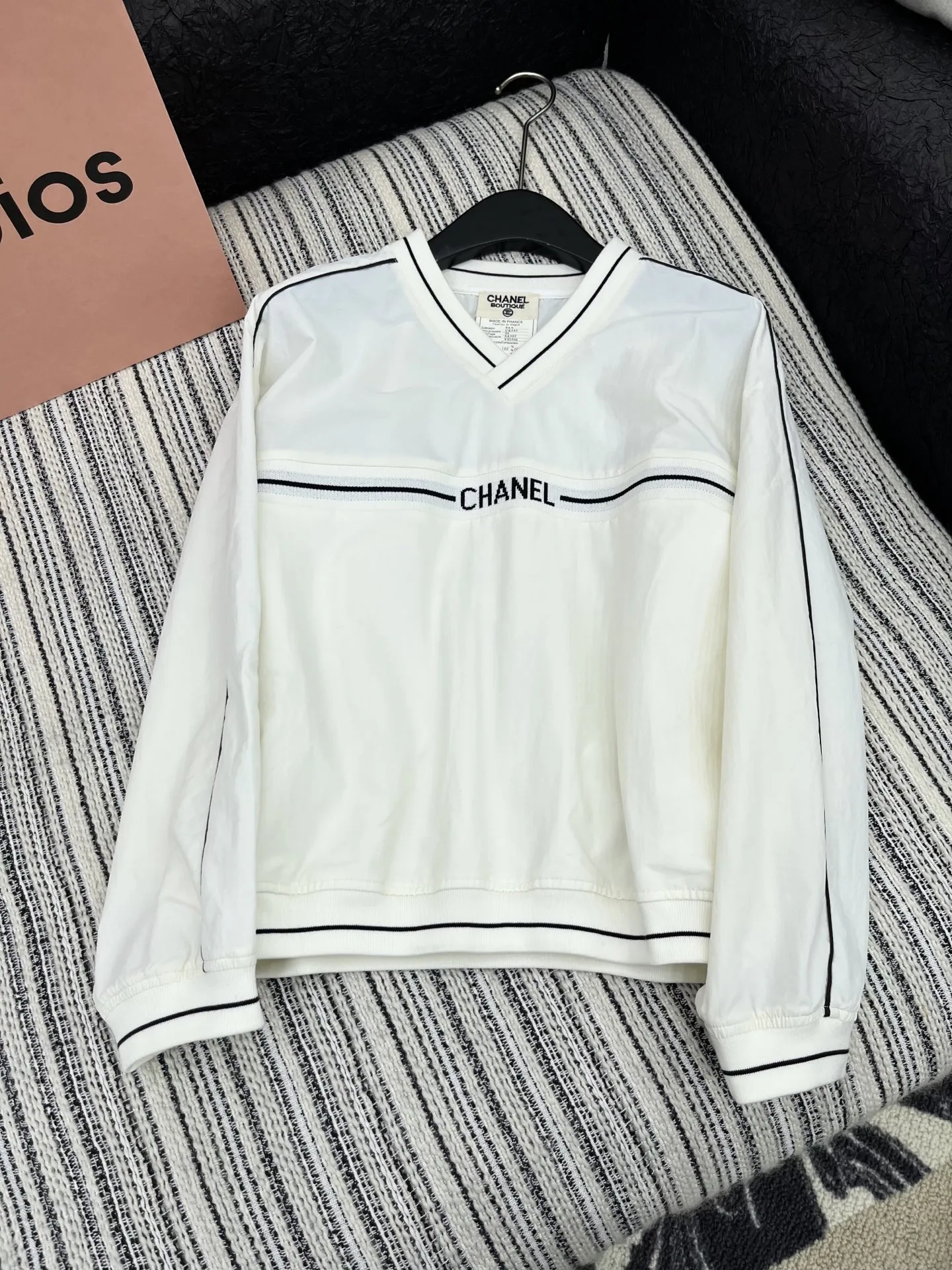 CHANEL 白いVネックカラーコントラストトップス