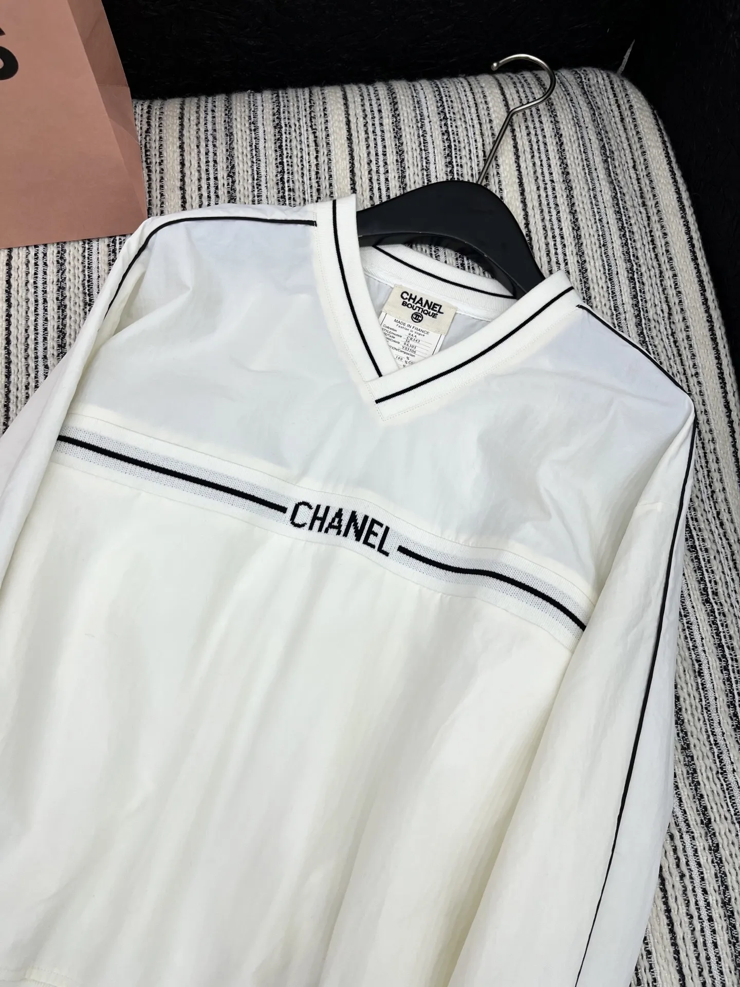 CHANEL 白いVネックカラーコントラストトップス - 画像 (3)