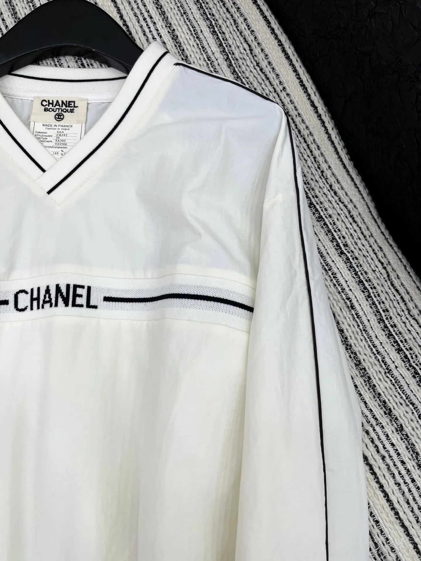 CHANEL 白いVネックカラーコントラストトップス - 画像 (4)