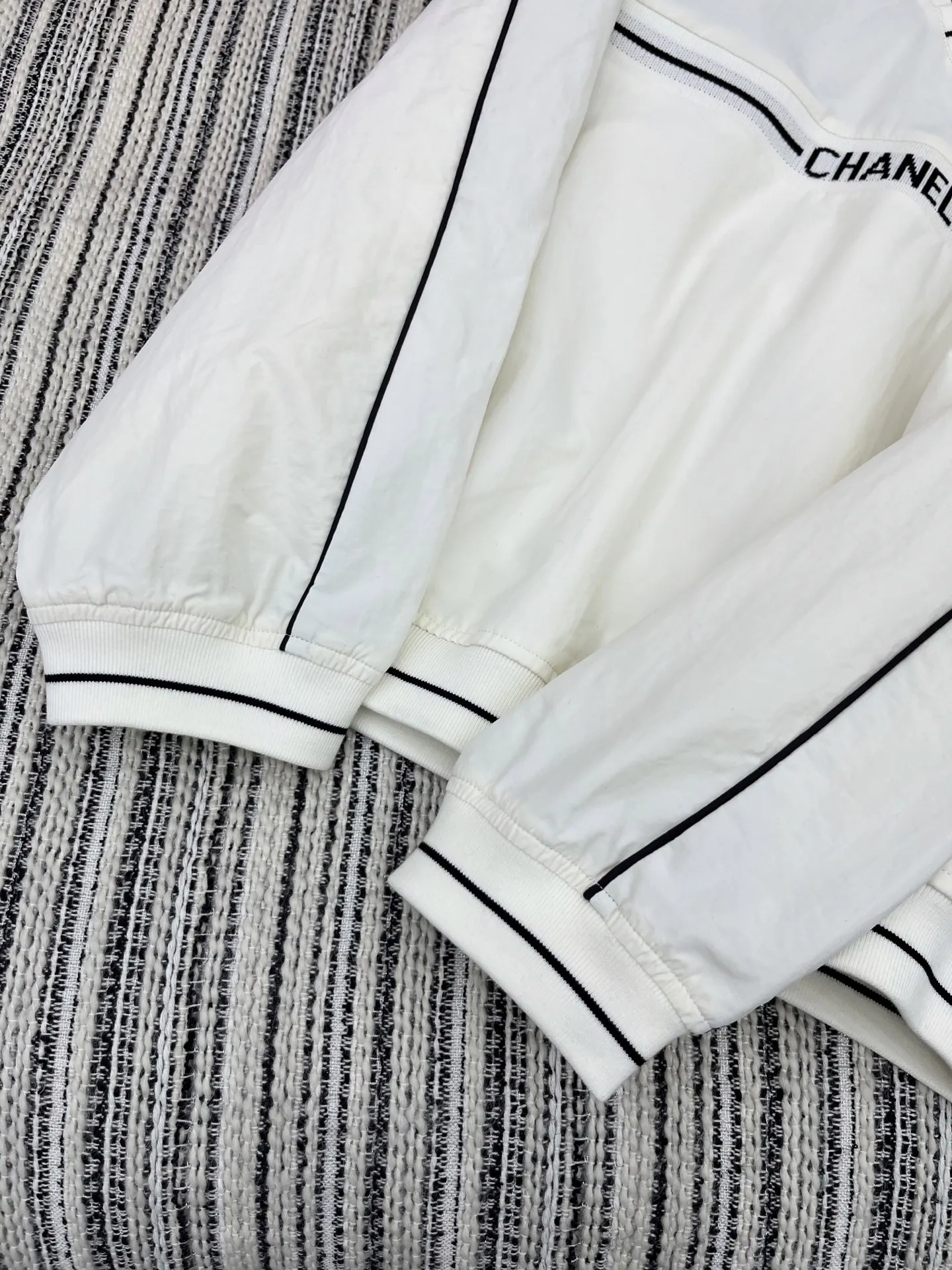 CHANEL 白いVネックカラーコントラストトップス - 画像 (5)