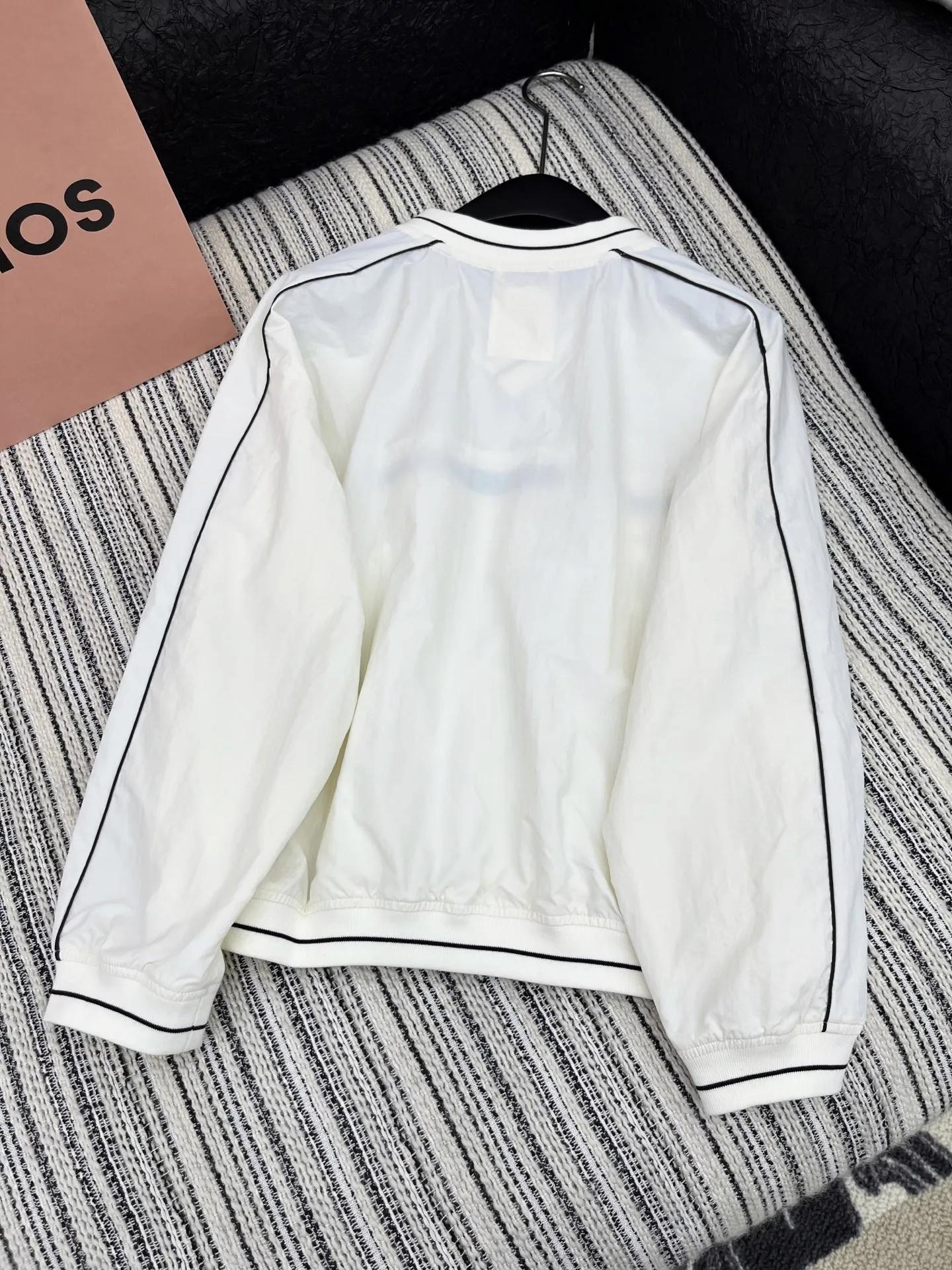 CHANEL 白いVネックカラーコントラストトップス - 画像 (6)