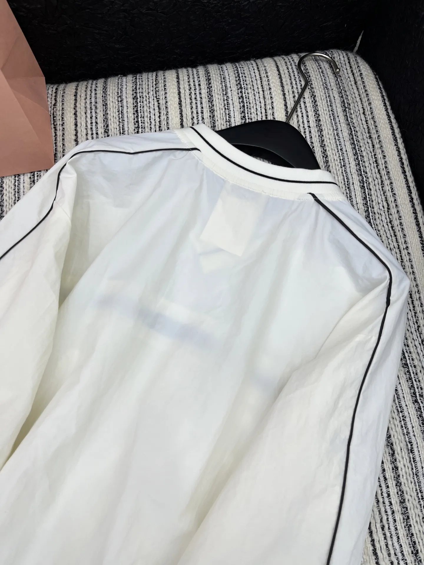 CHANEL 白いVネックカラーコントラストトップス - 画像 (7)