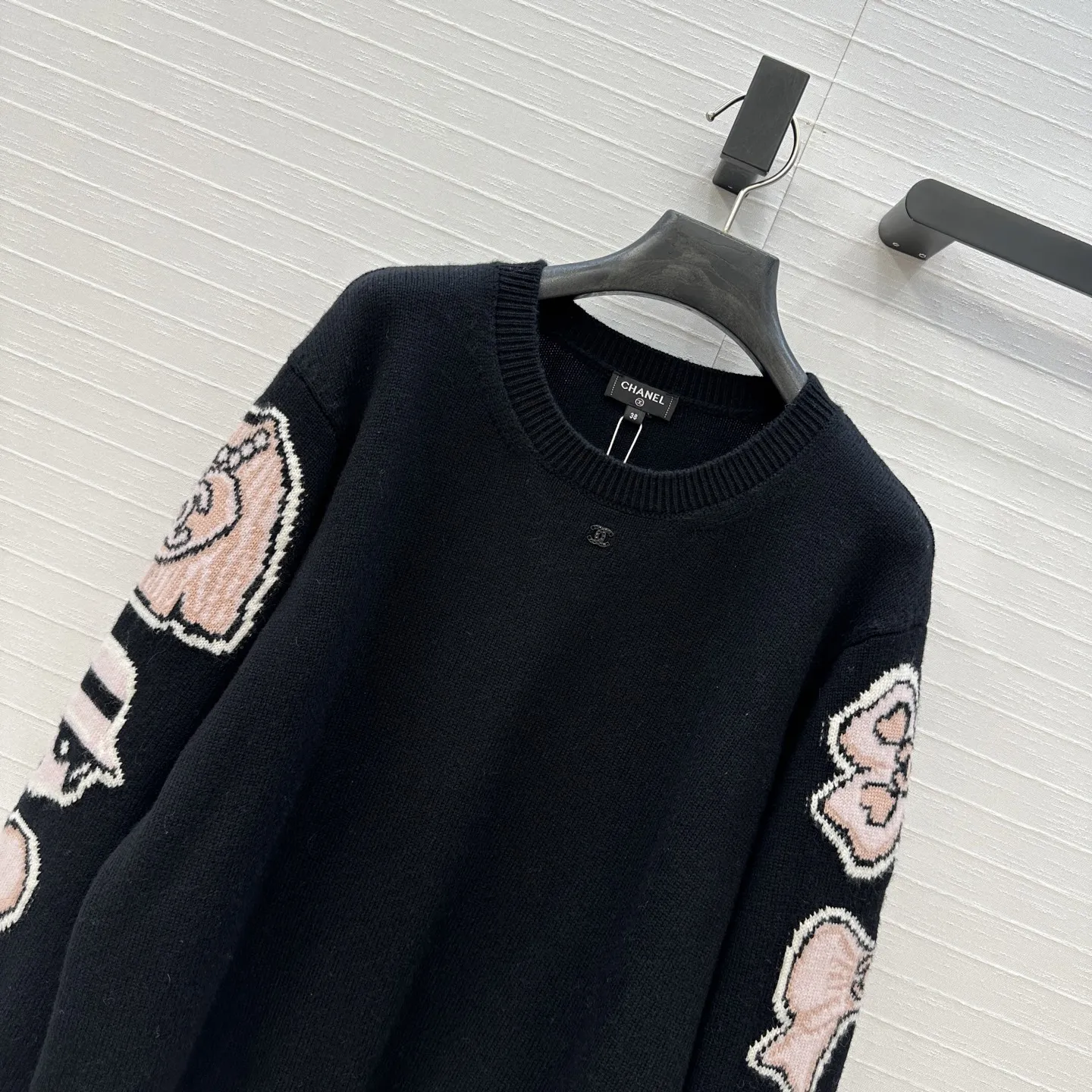 Chanel 25B ブラックピンクVネックカーディガン - 画像 (3)