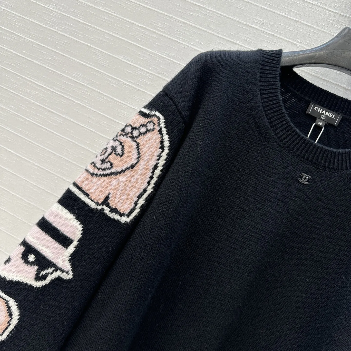 Chanel 25B ブラックピンクVネックカーディガン - 画像 (4)