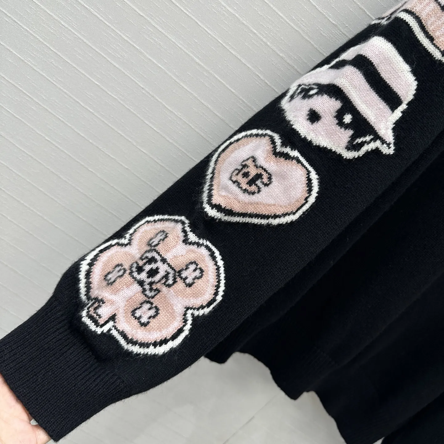 Chanel 25B ブラックピンクVネックカーディガン - 画像 (6)