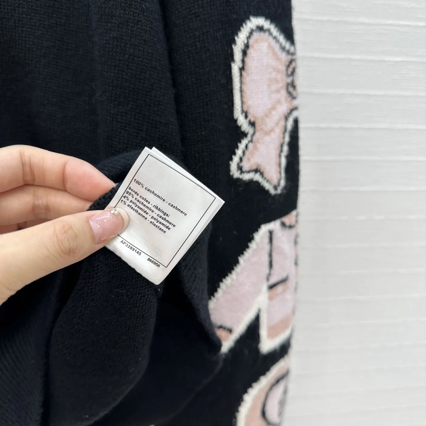 Chanel 25B ブラックピンクVネックカーディガン - 画像 (8)