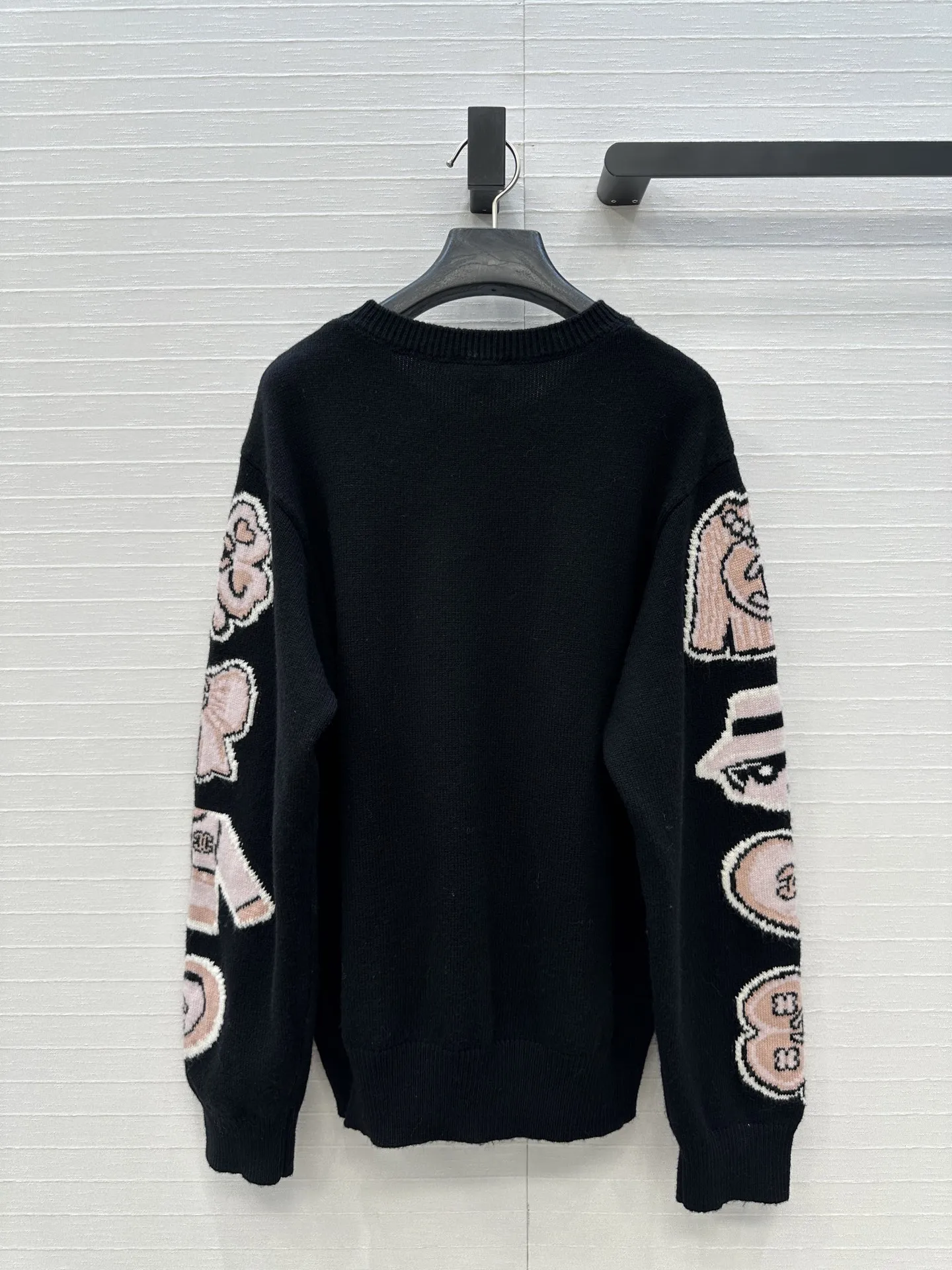 Chanel 25B ブラックピンクVネックカーディガン - 画像 (10)