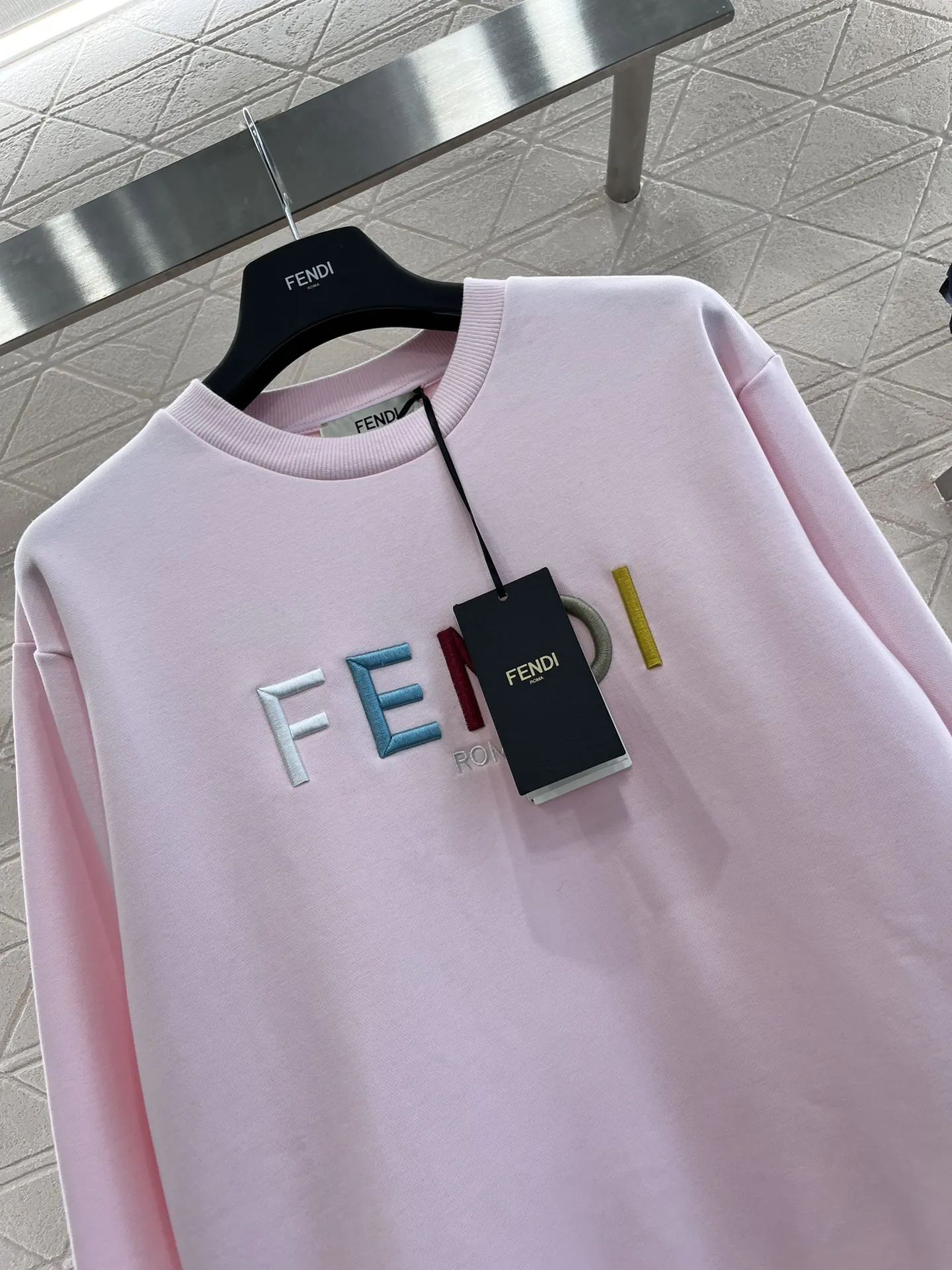 Fendi 2024新作ピンク刺繍ロゴスウェット - 画像 (4)
