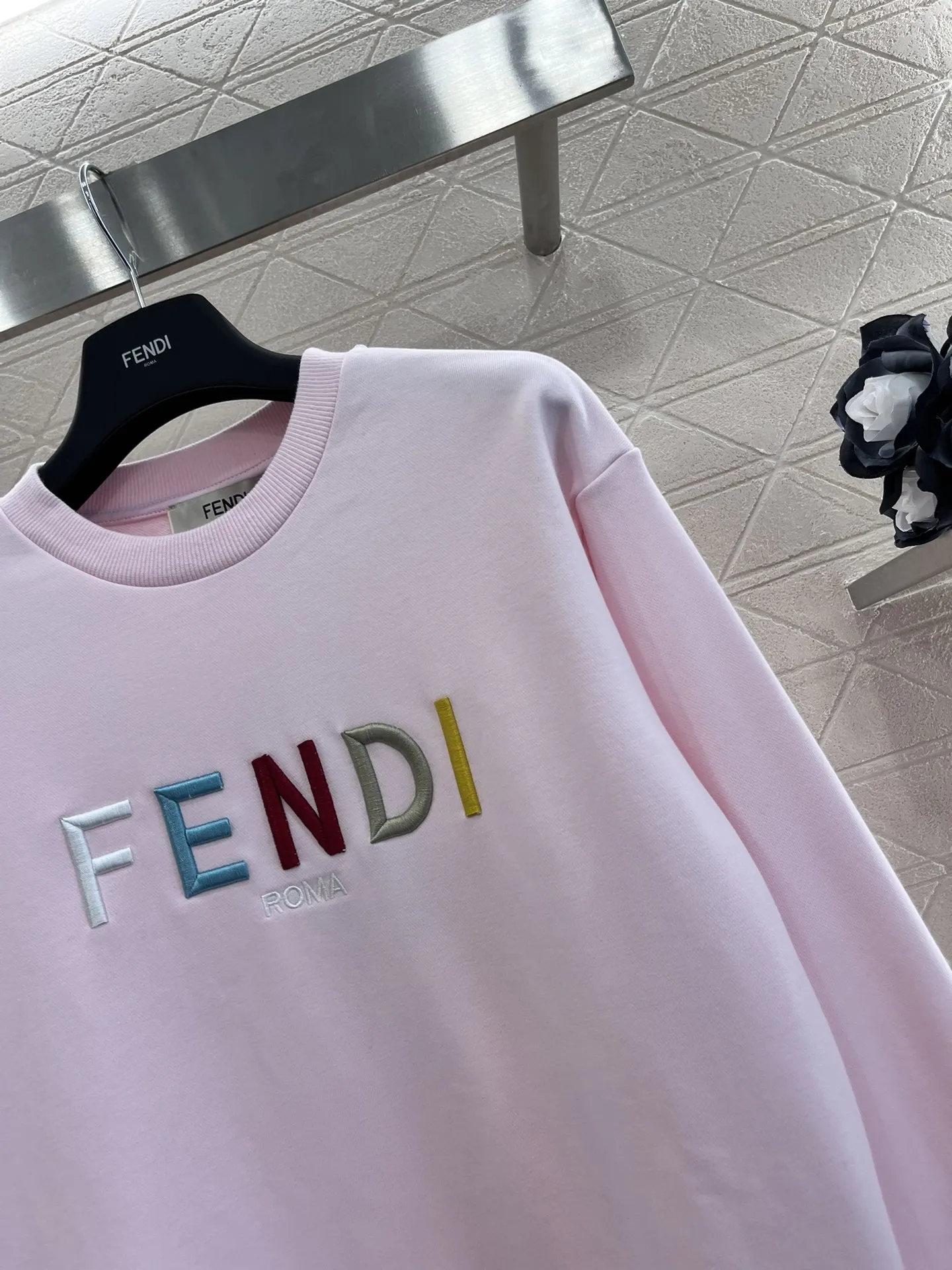 Fendi 2024新作ピンク刺繍ロゴスウェット - 画像 (5)