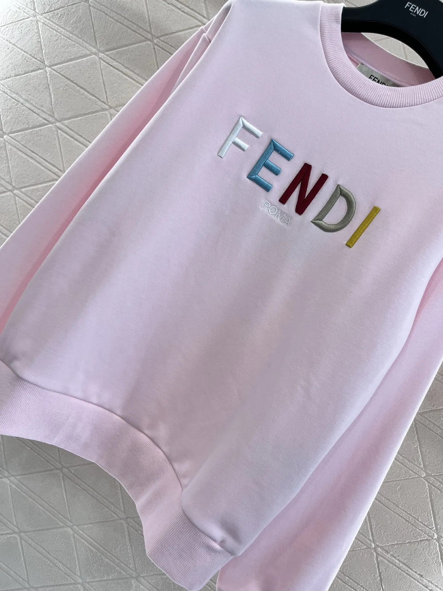 Fendi 2024新作ピンク刺繍ロゴスウェット - 画像 (6)
