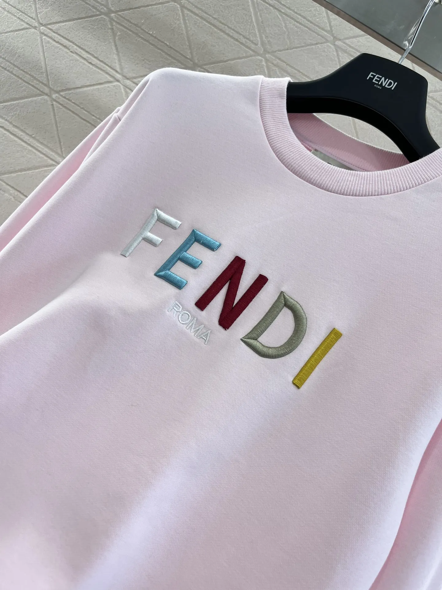 Fendi 2024新作ピンク刺繍ロゴスウェット - 画像 (7)