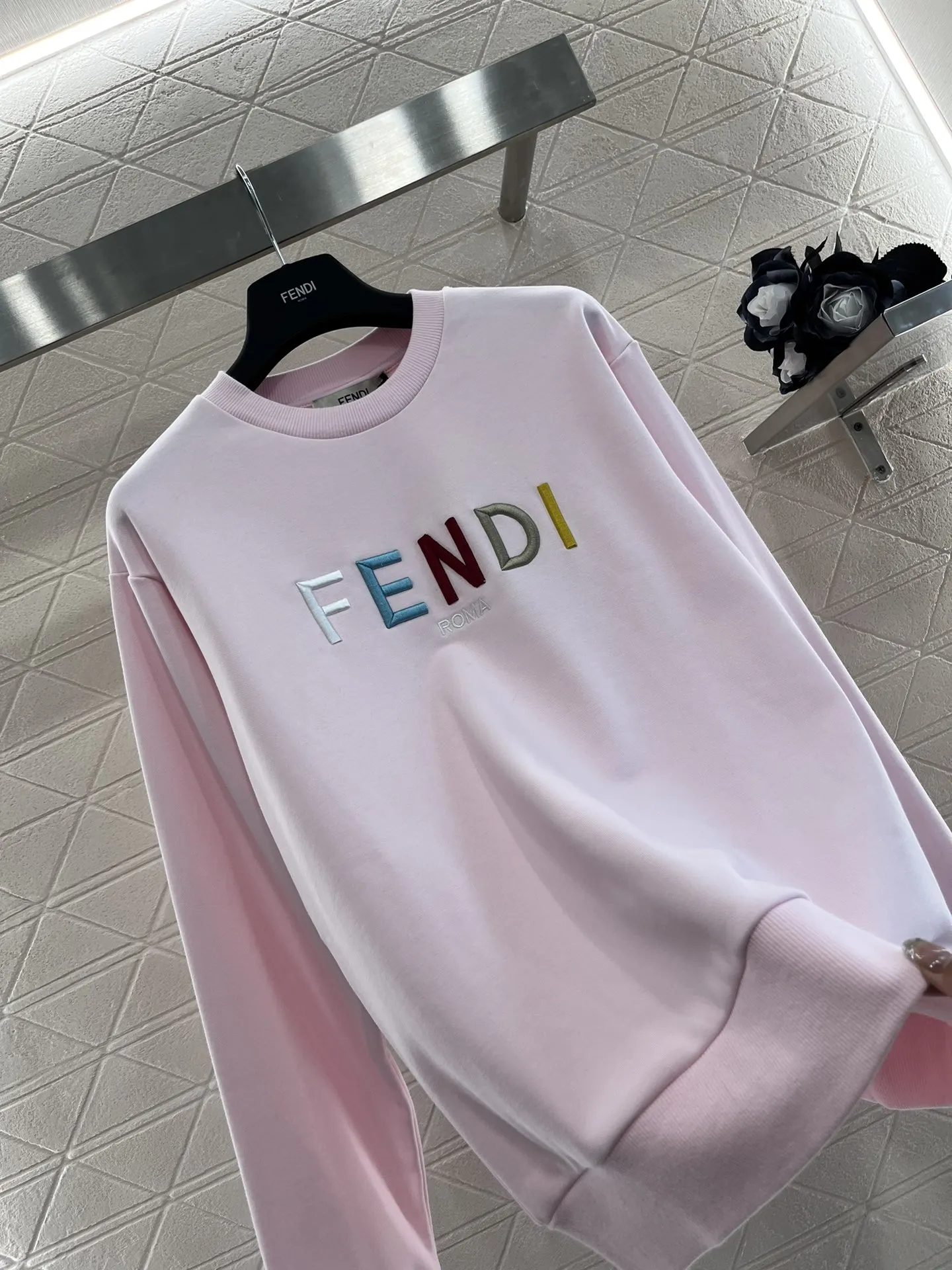Fendi 2024新作ピンク刺繍ロゴスウェット - 画像 (8)