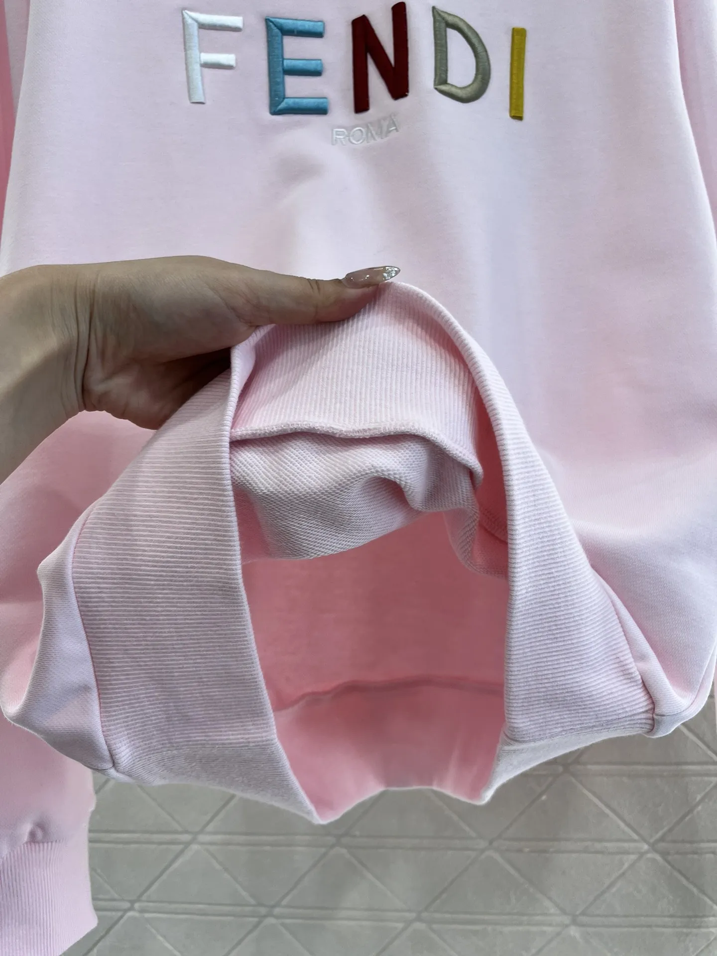 Fendi 2024新作ピンク刺繍ロゴスウェット - 画像 (9)