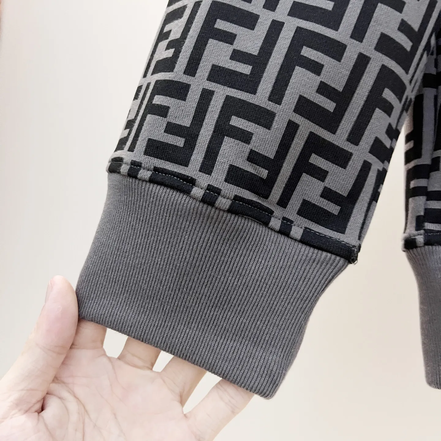 FENDI 420gコットン黒灰色パーカー - 画像 (8)