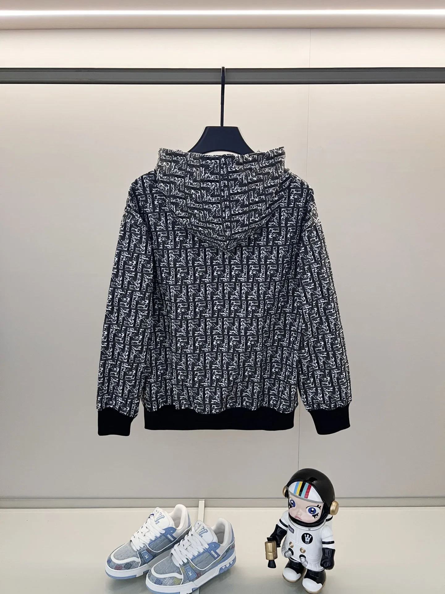 FENDI 黒白カラーロゴプリントパーカー - 画像 (3)