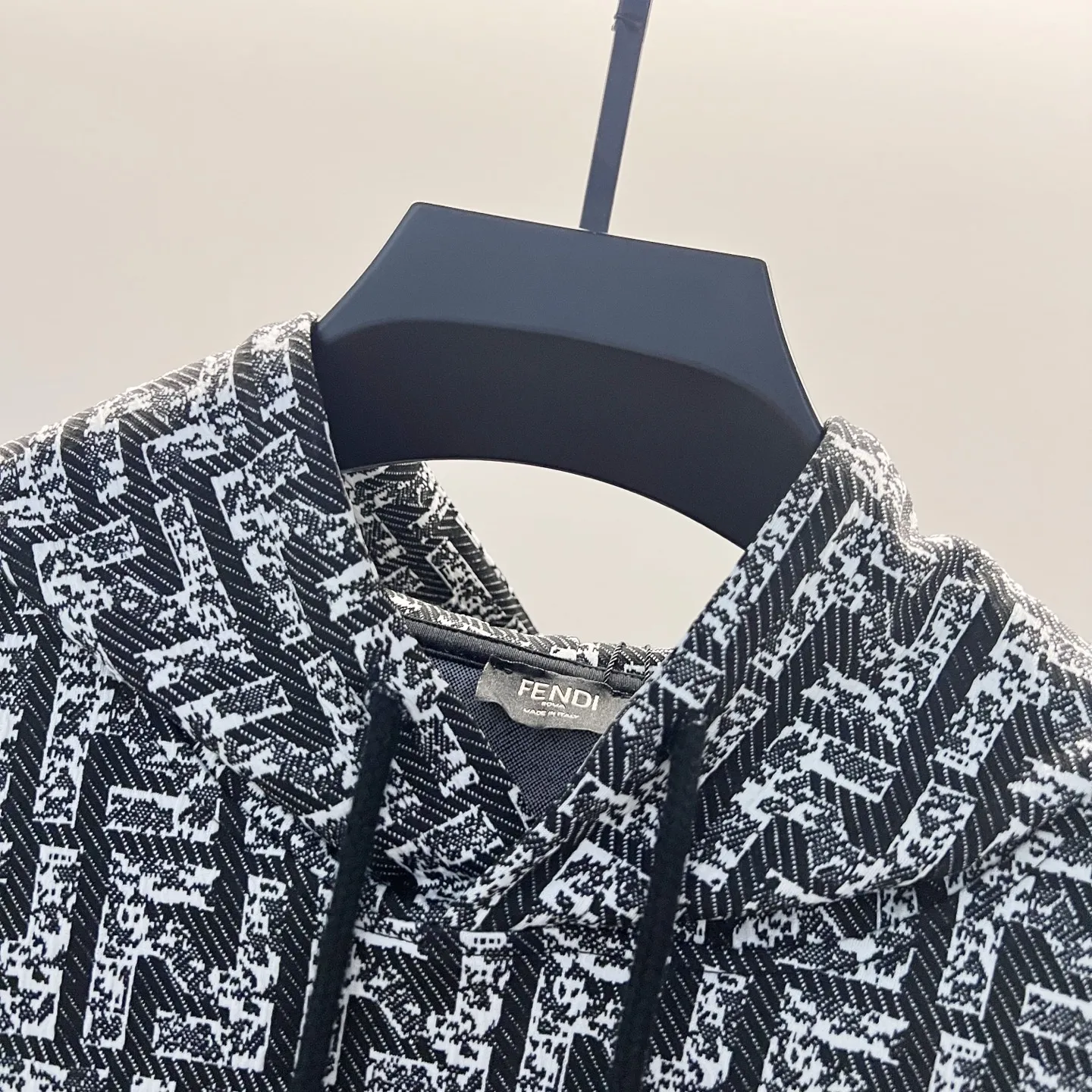 FENDI 黒白カラーロゴプリントパーカー - 画像 (4)