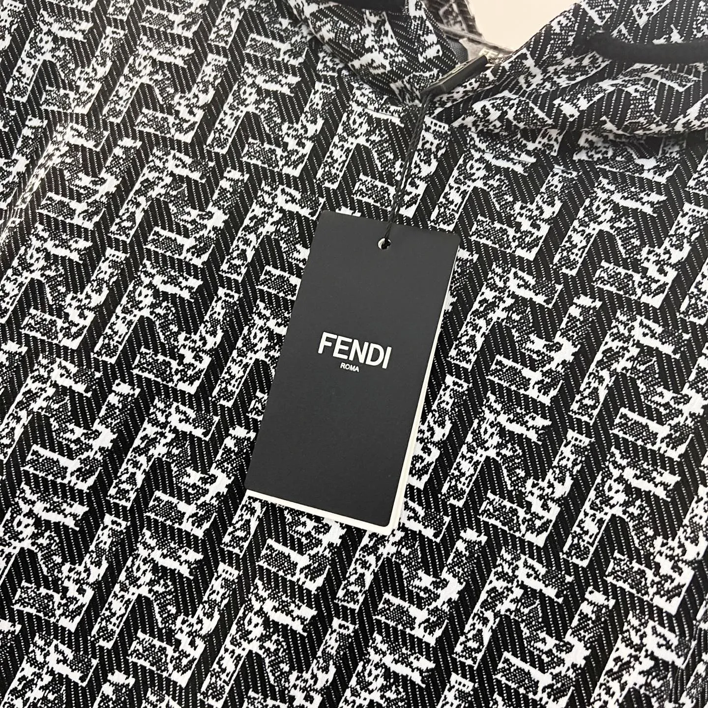 FENDI 黒白カラーロゴプリントパーカー - 画像 (5)