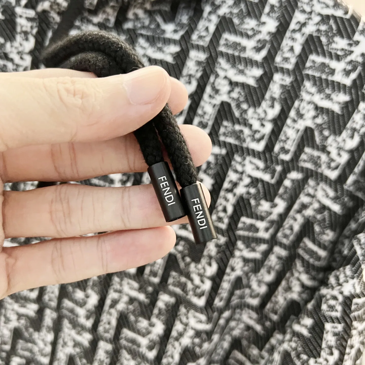 FENDI 黒白カラーロゴプリントパーカー - 画像 (7)