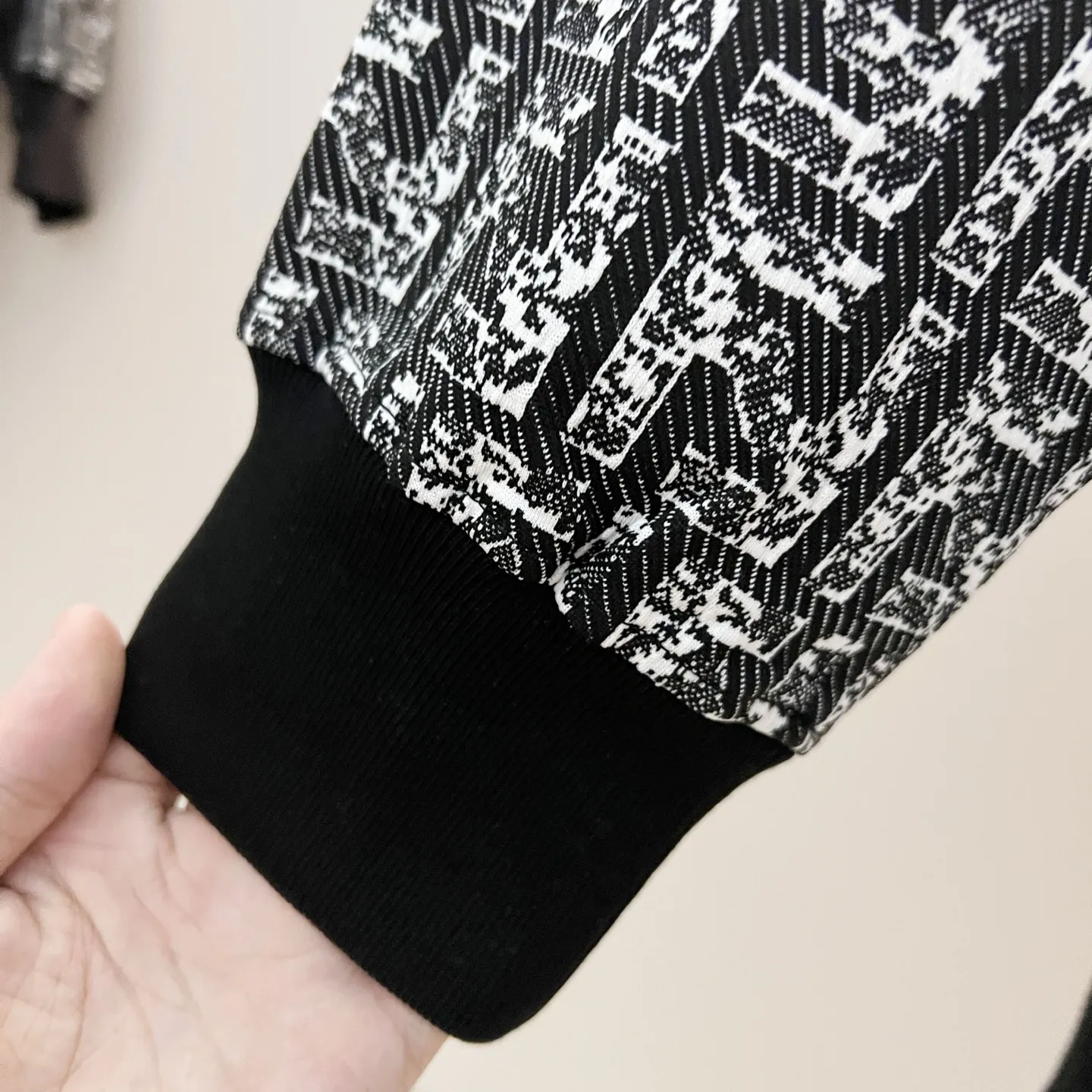 FENDI 黒白カラーロゴプリントパーカー - 画像 (8)